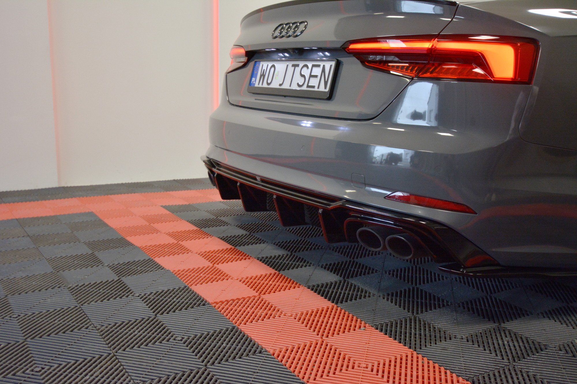 Image of Maxton Achter Diffuser Glanzend Zwart ABS Plastic Audi S5