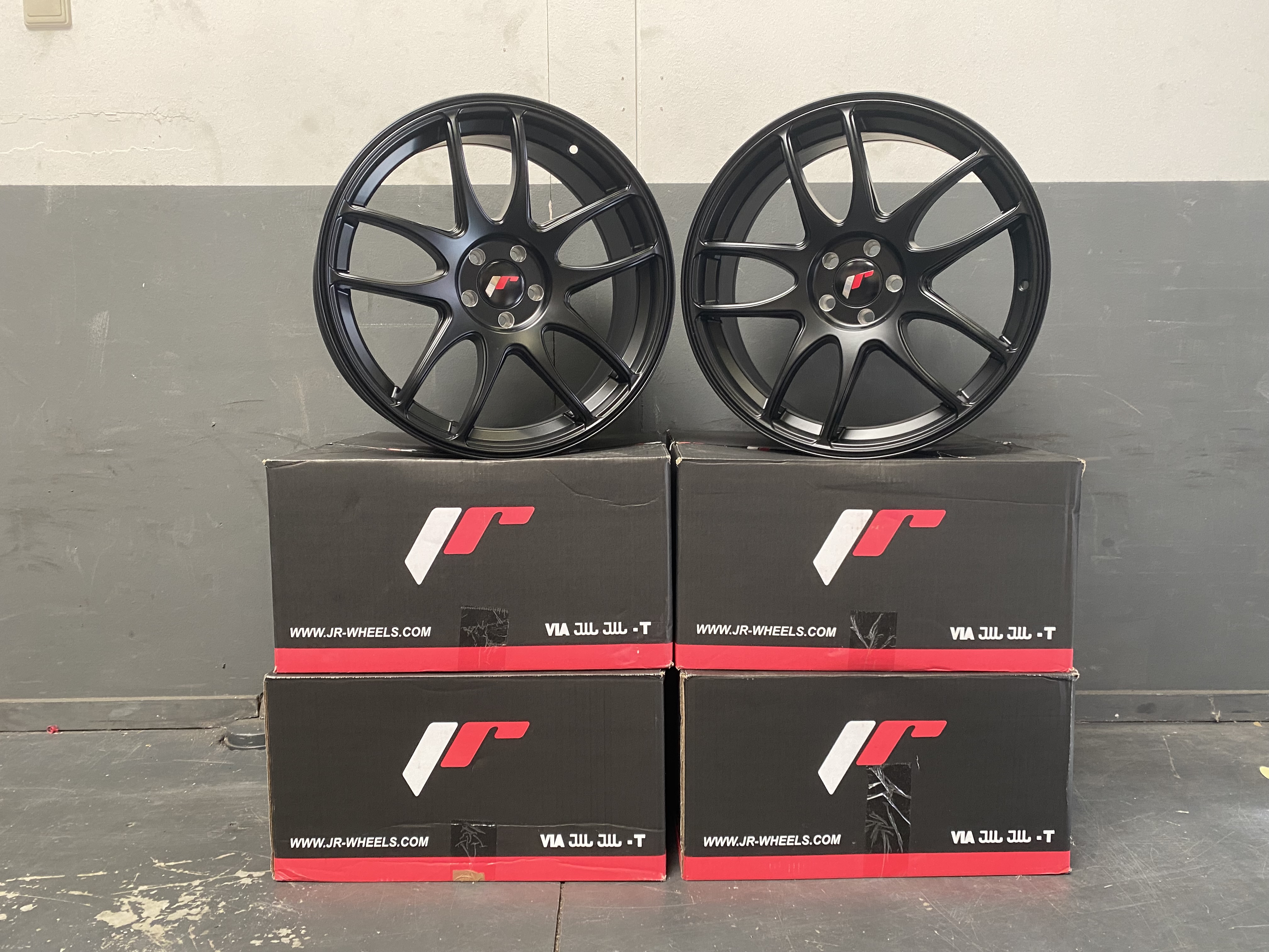 Image of JR-Wheels JR29 Velgen 18 Inch 8.5J ET-35 5x100 Flat Black