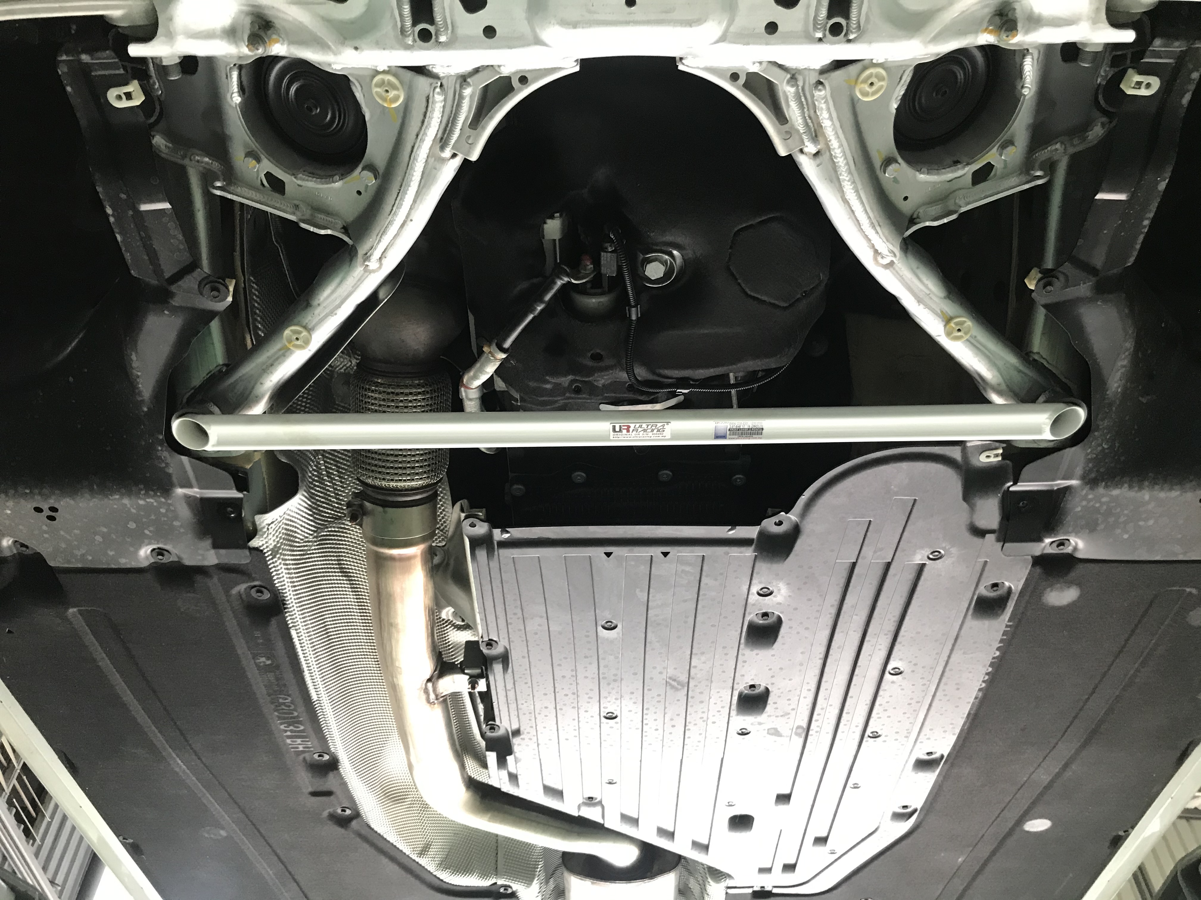 Image of Ultra Racing Voor Onderste Veerpootbrug 2 Points Wit Staal BMW 5 Serie, 7 Serie