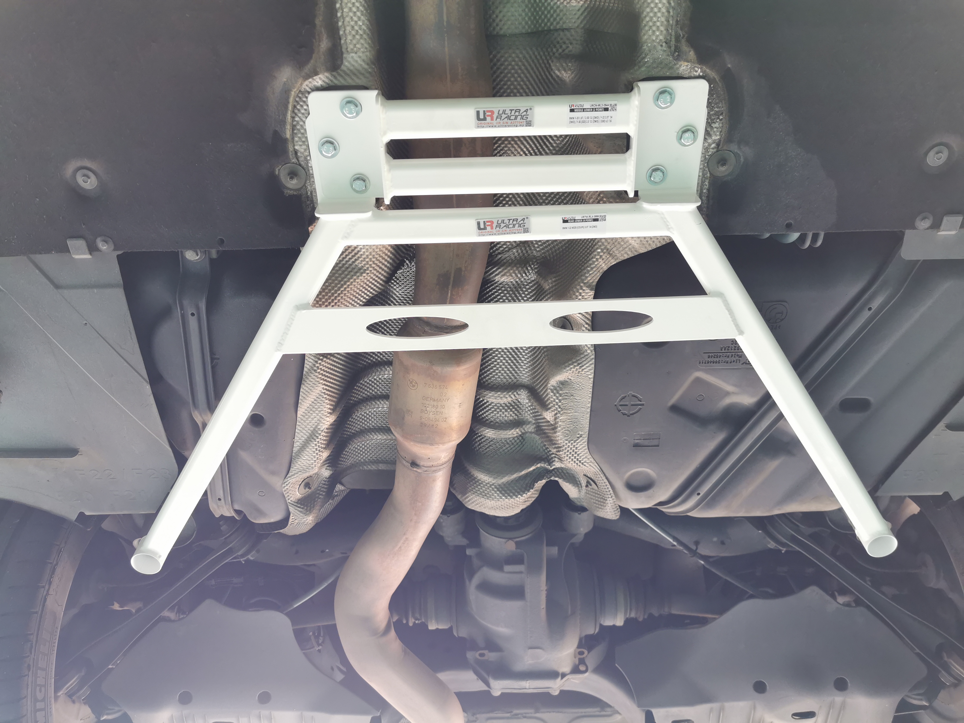 Image of Ultra Racing Onderste Middenbeugel 2 Points Wit Staal BMW 3-serie
