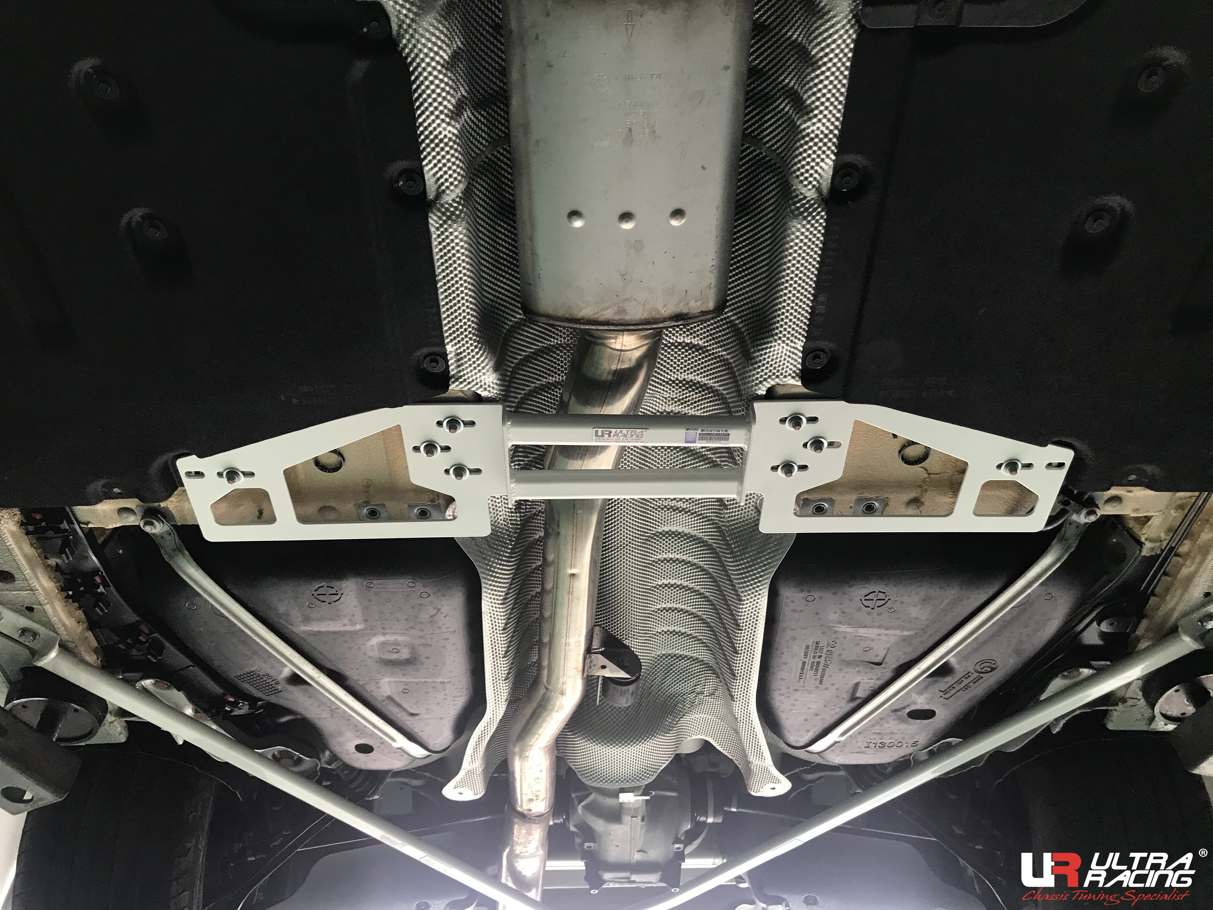 Image of Ultra Racing Onderste Middenbeugel 4 Points Wit Staal BMW 5-serie