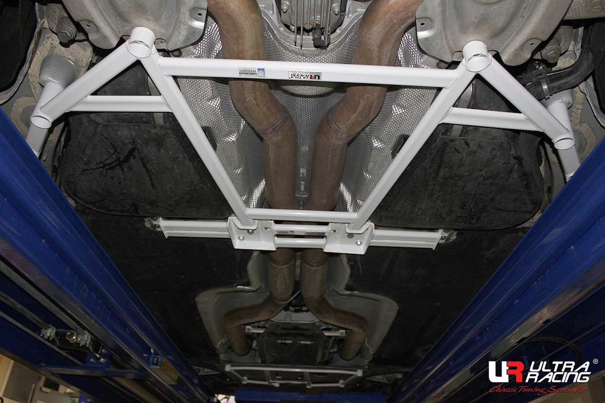 Image of Ultra Racing Achter Veerpootbrug 8 Points Wit Staal BMW M5