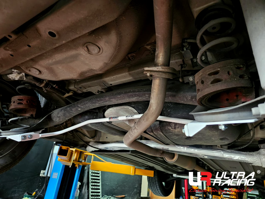 Image of Ultra Racing Achter Stabilisatorstang Wit 18mm Staal Suzuki Vitara