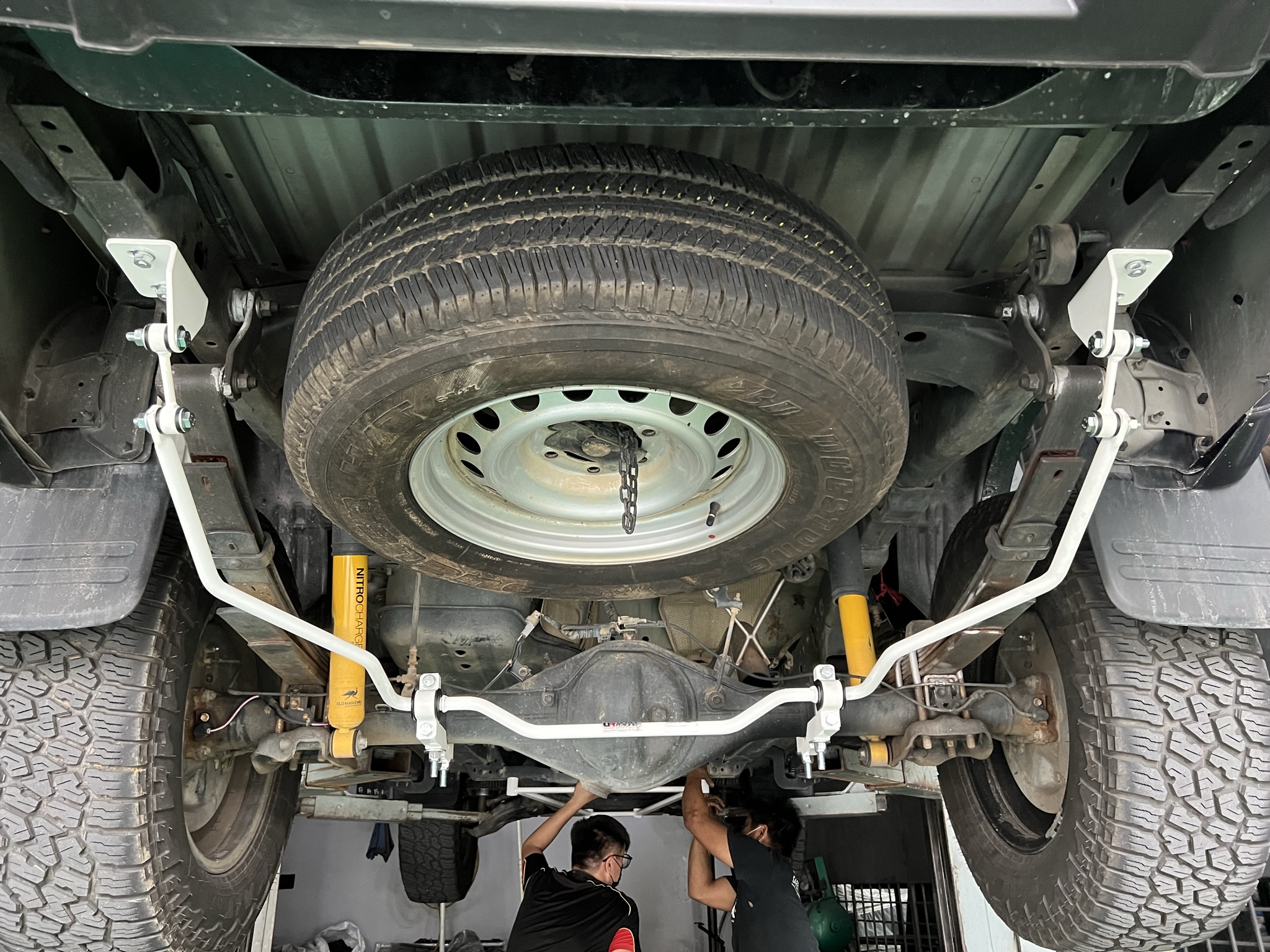 Image of Ultra Racing Achter Stabilisatorstang Wit 19mm Staal Toyota Hilux