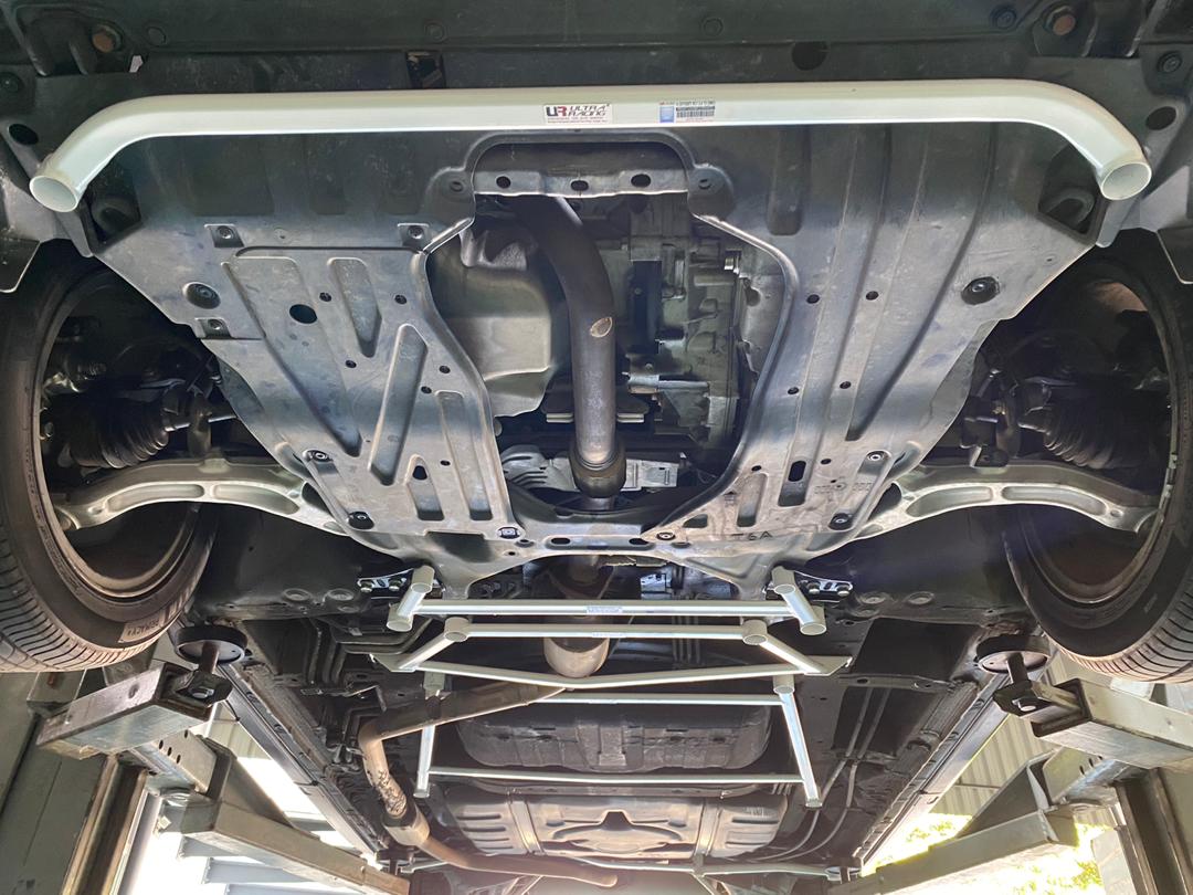 Image of Ultra Racing Voor Onderste Veerpootbrug 2 Points Wit Staal Honda Odyssey