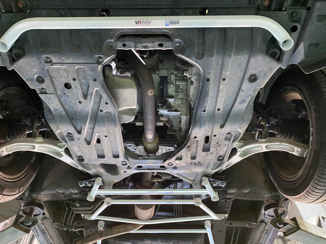 Image of Ultra Racing Voor Veerpootbrug 4 Points Wit Staal Honda Odyssey