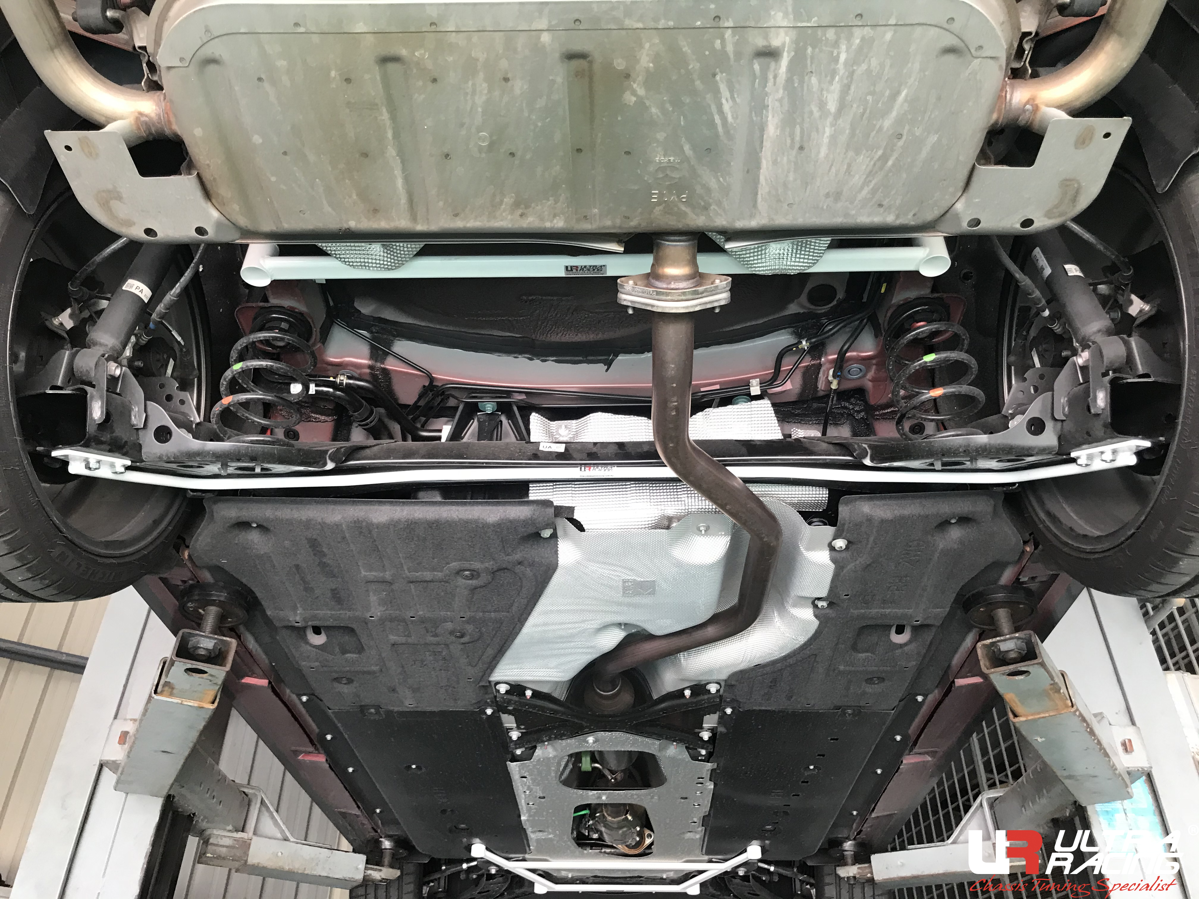 Image of Ultra Racing Achter Stabilisatorstang Wit 16mm Staal Mazda 3