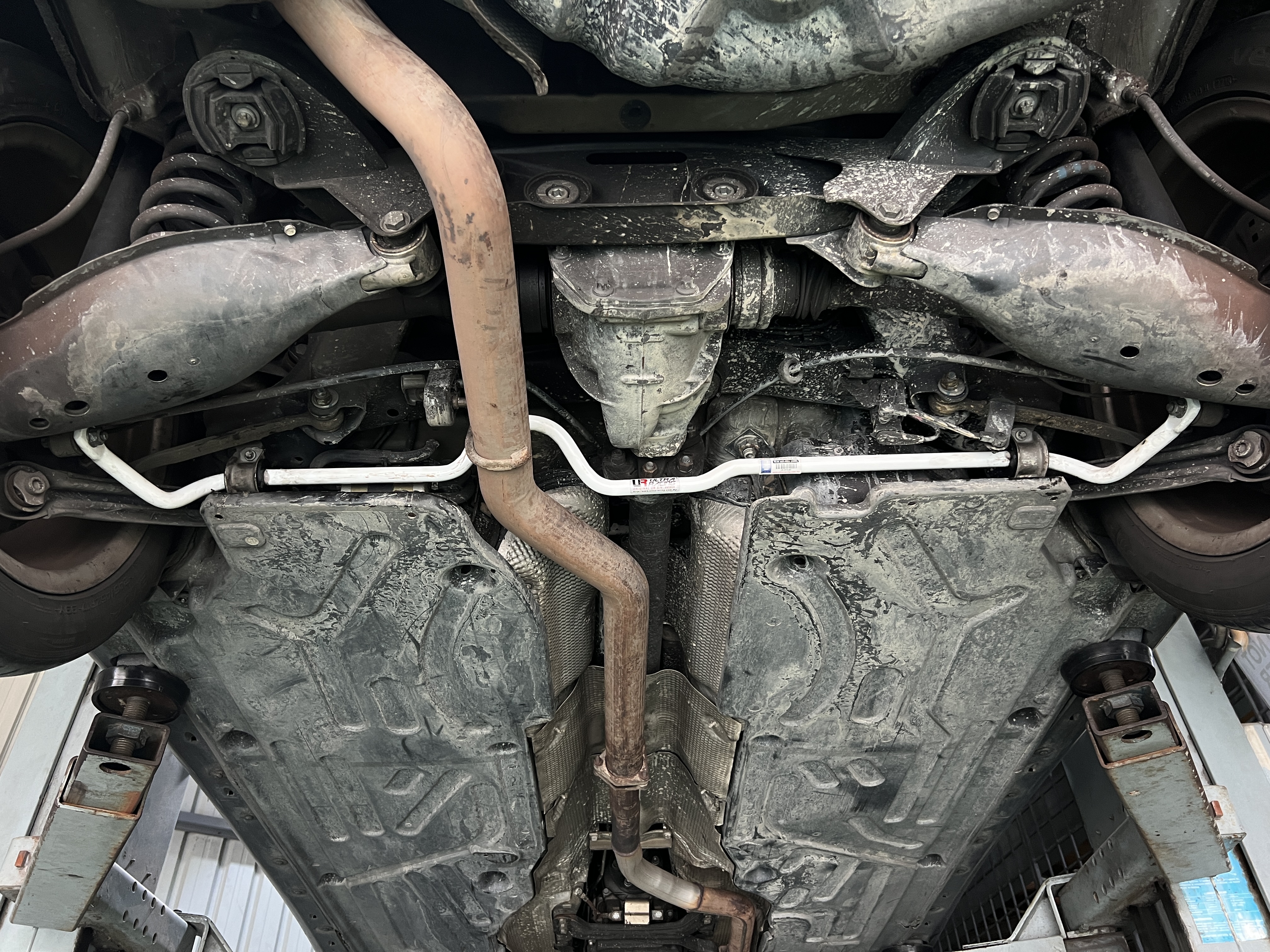 Image of Ultra Racing Achter Stabilisatorstang Wit 19mm Staal Mercedes C-Class
