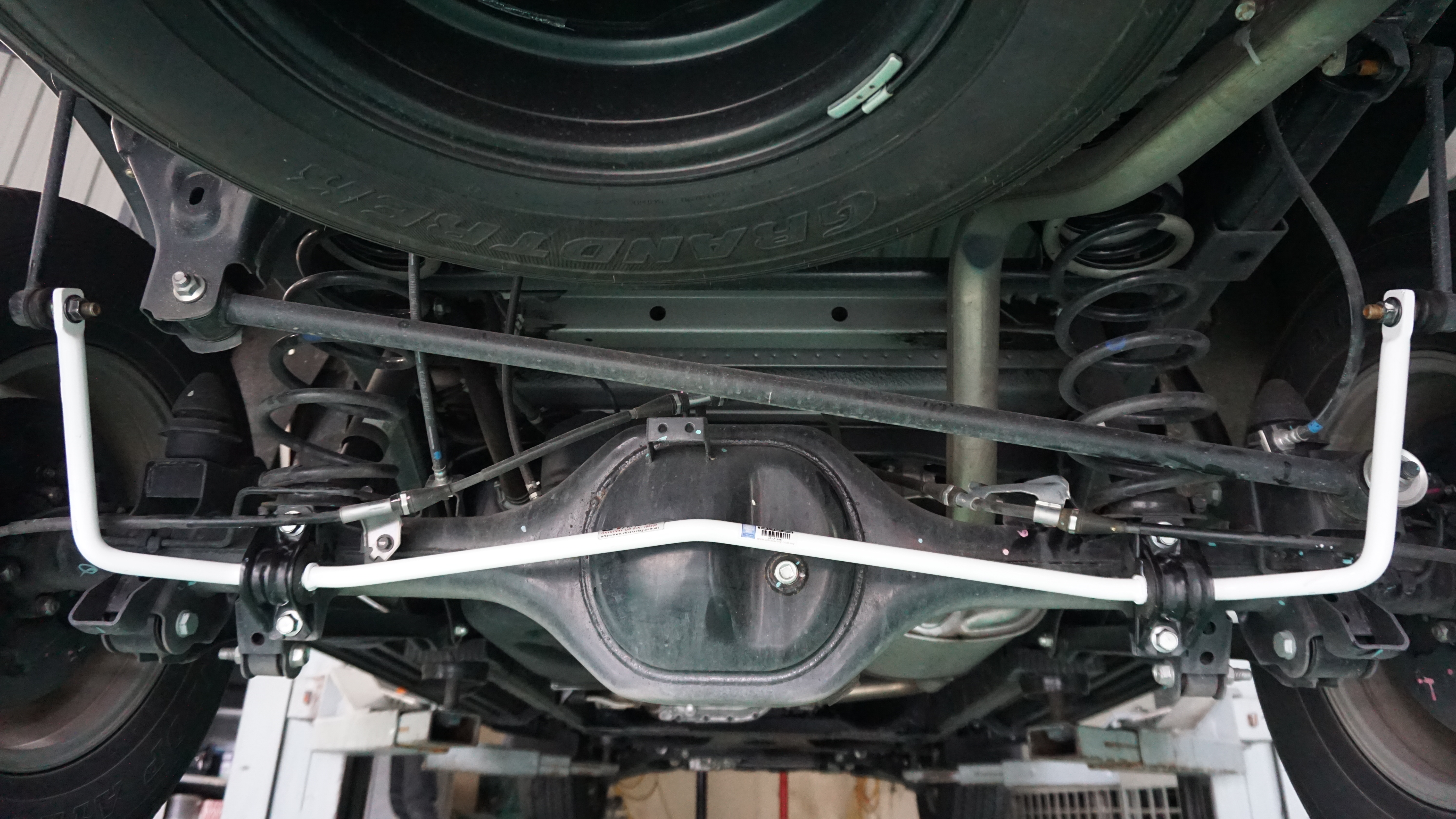 Image of Ultra Racing Achter Stabilisatorstang Wit 19mm Staal Nissan Navara
