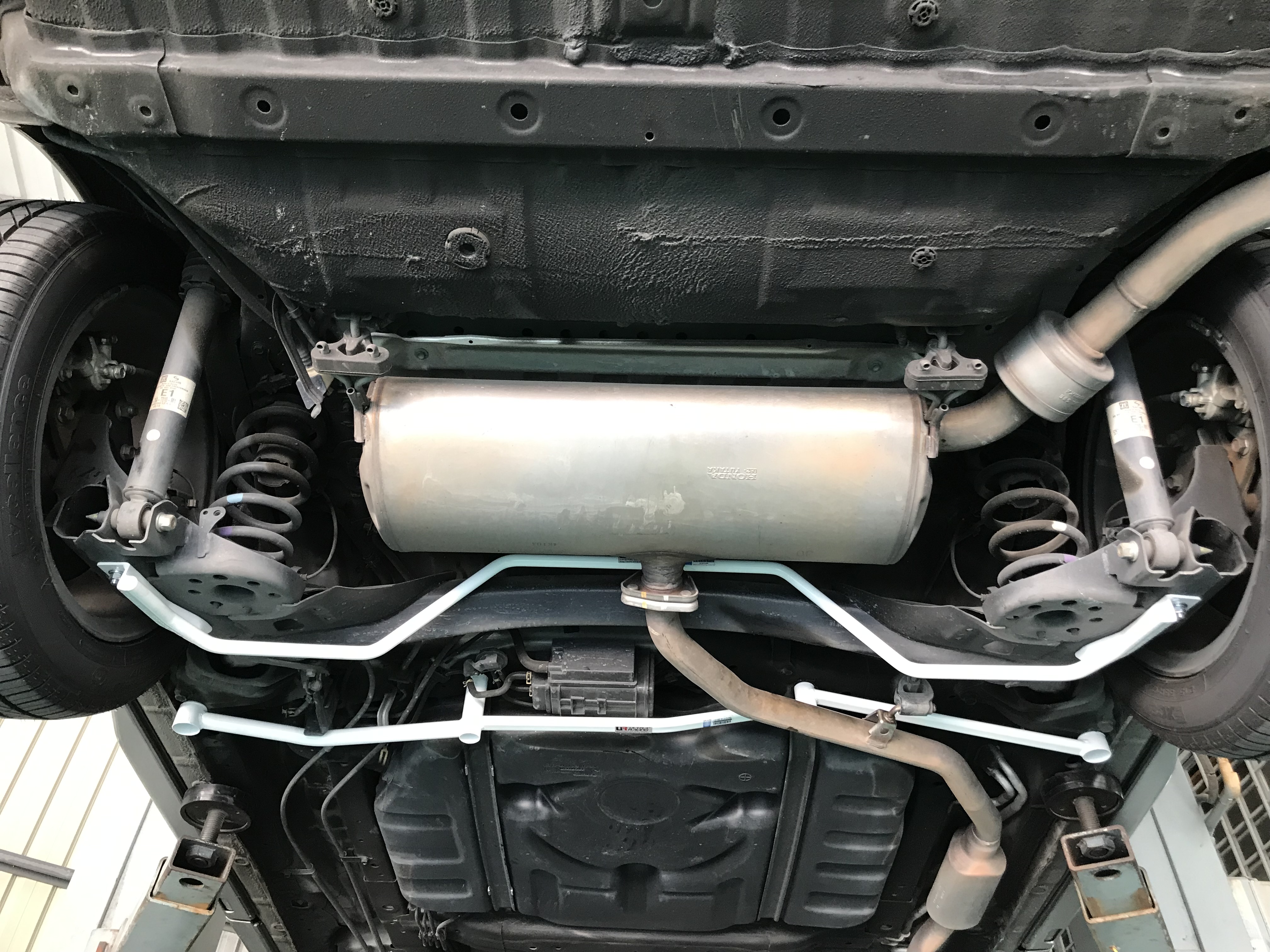 Image of Ultra Racing Achter Stabilisatorstang Wit 19mm Staal Honda Odyssey