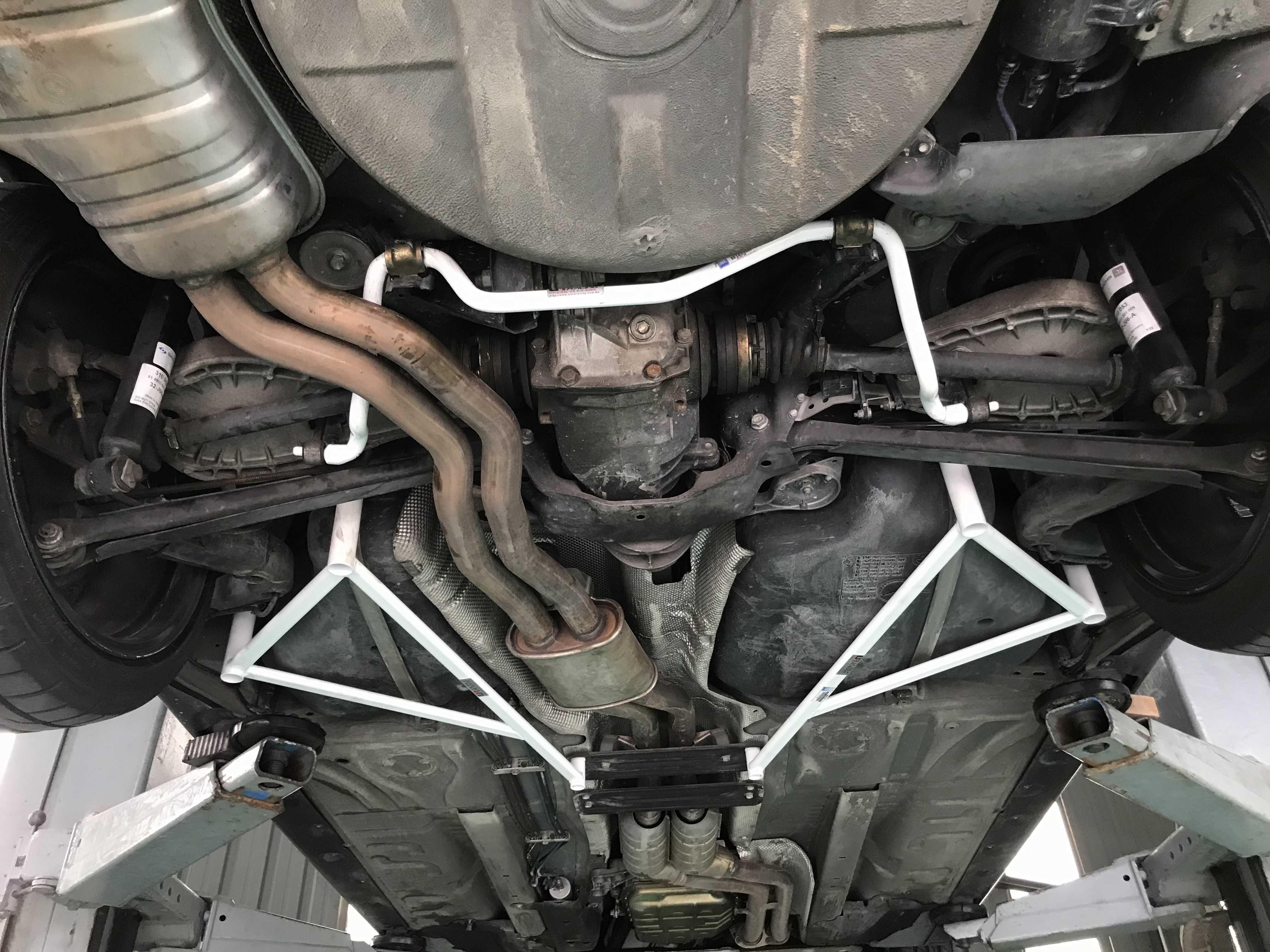 Image of Ultra Racing Achter Stabilisatorstang Wit 21mm Staal BMW 3-serie