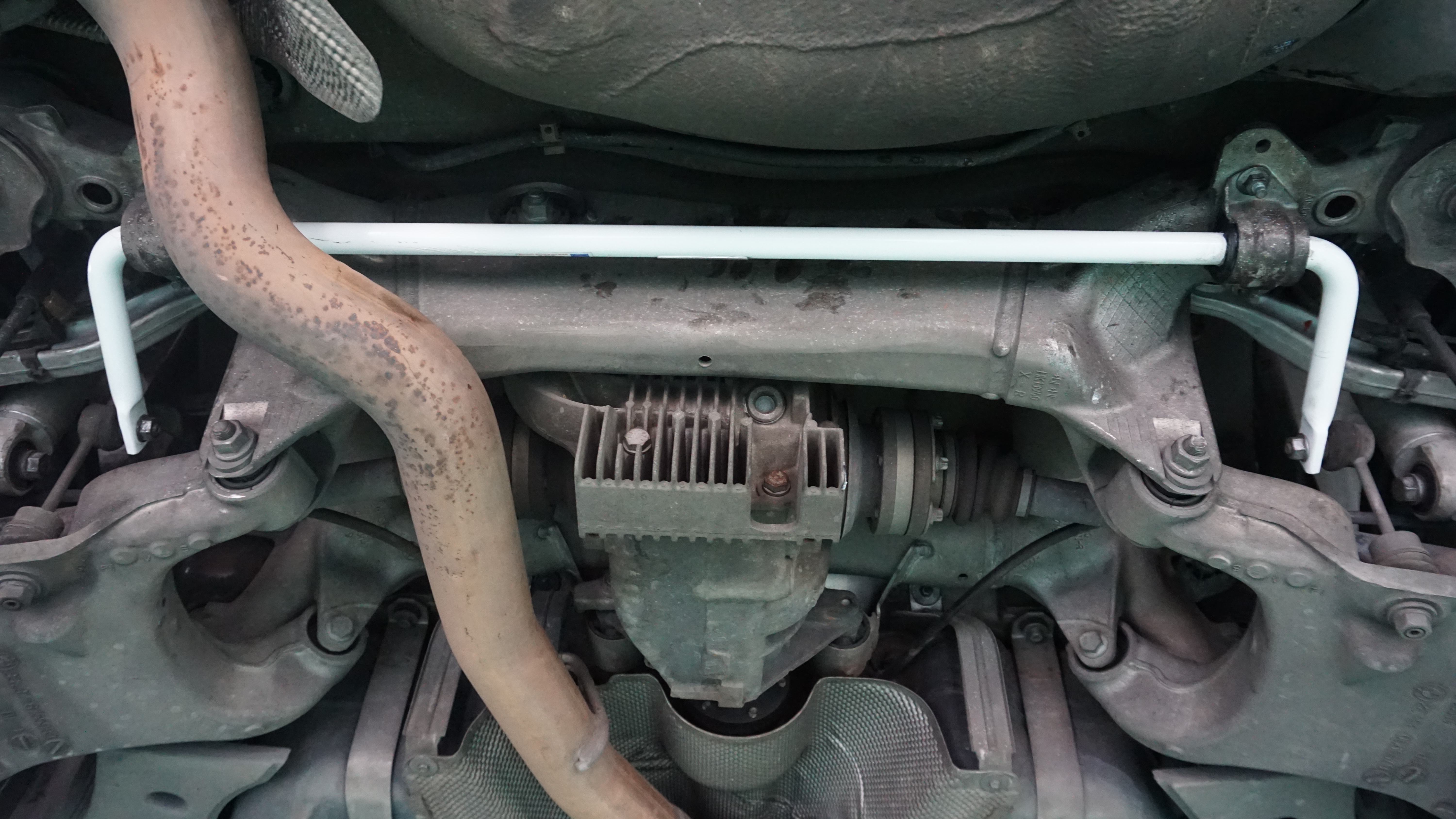 Image of Ultra Racing Achter Stabilisatorstang Wit 21mm Staal BMW 5-serie