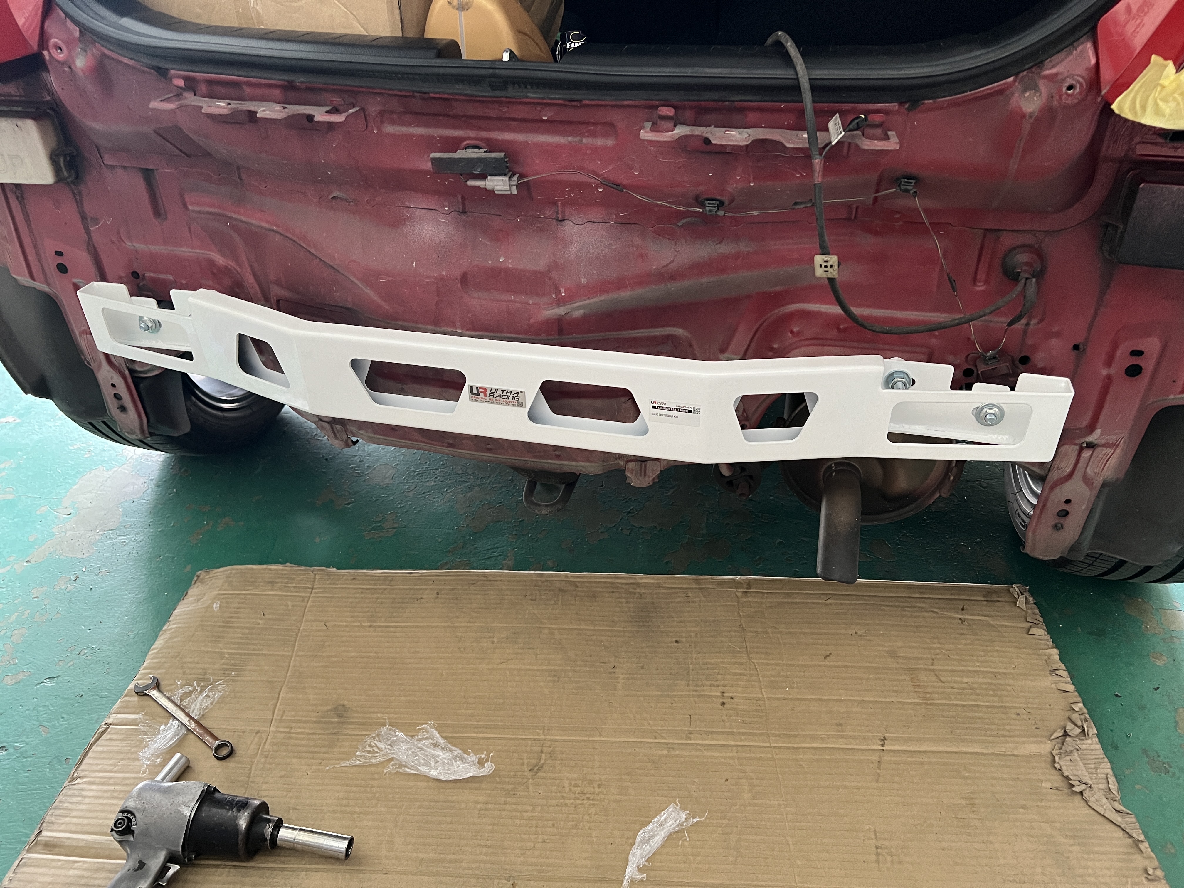 Image of Ultra Racing Achter Bumperbalk Wit Staal Suzuki Swift