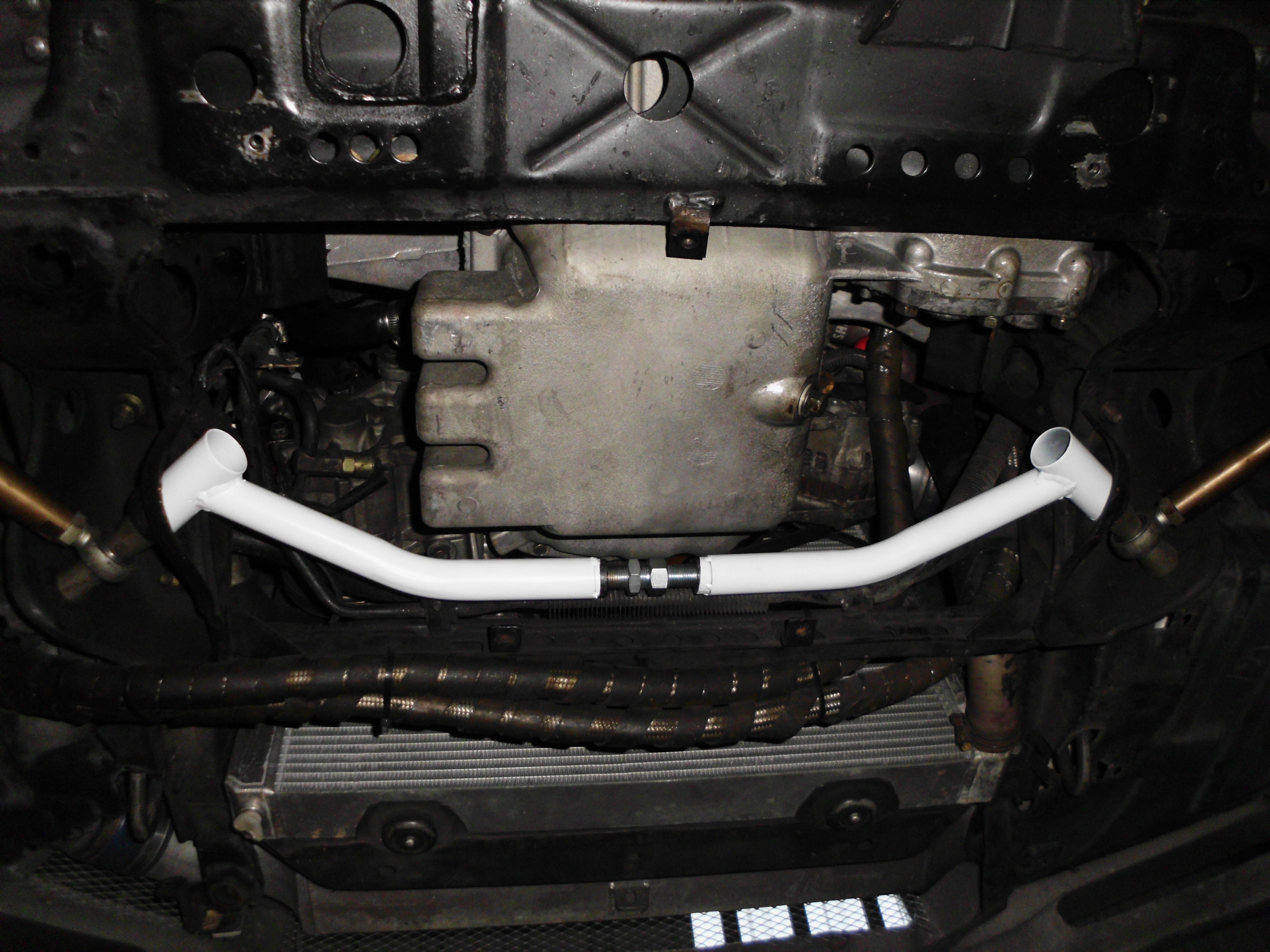 Image of Ultra Racing Voor Onderste Veerpootbrug 2 Points Wit Staal Nissan Skyline