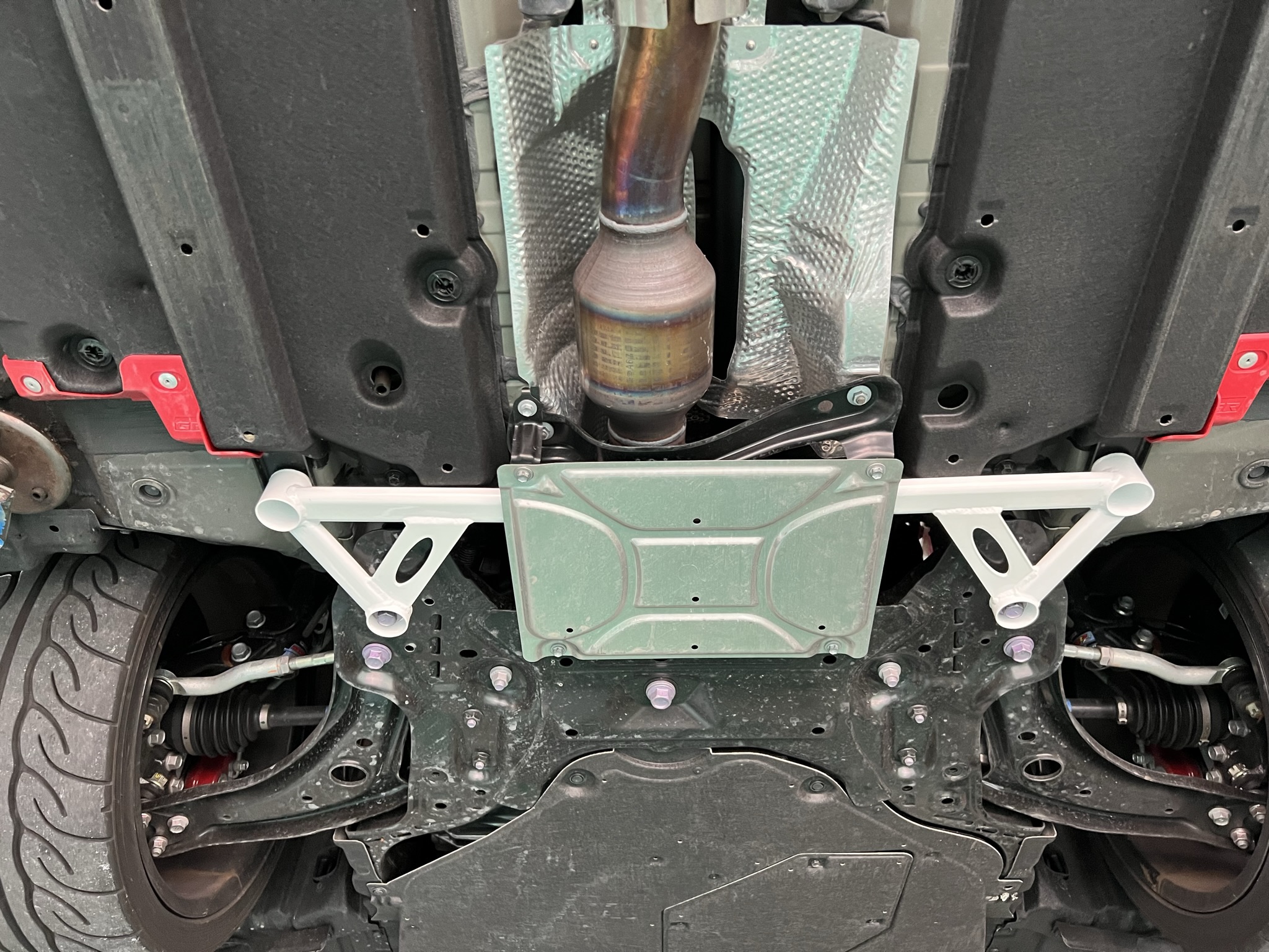 Image of Ultra Racing Voor Veerpootbrug 4 Points Wit Staal Toyota Yaris