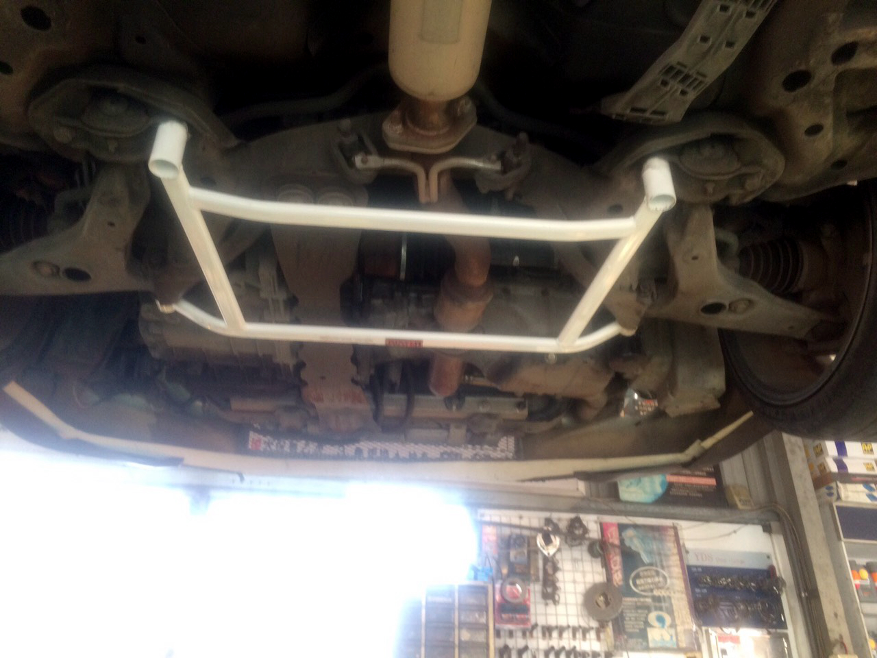 Image of Ultra Racing Voor Veerpootbrug 4 Points Wit Staal Mitsubishi Lancer Evolution