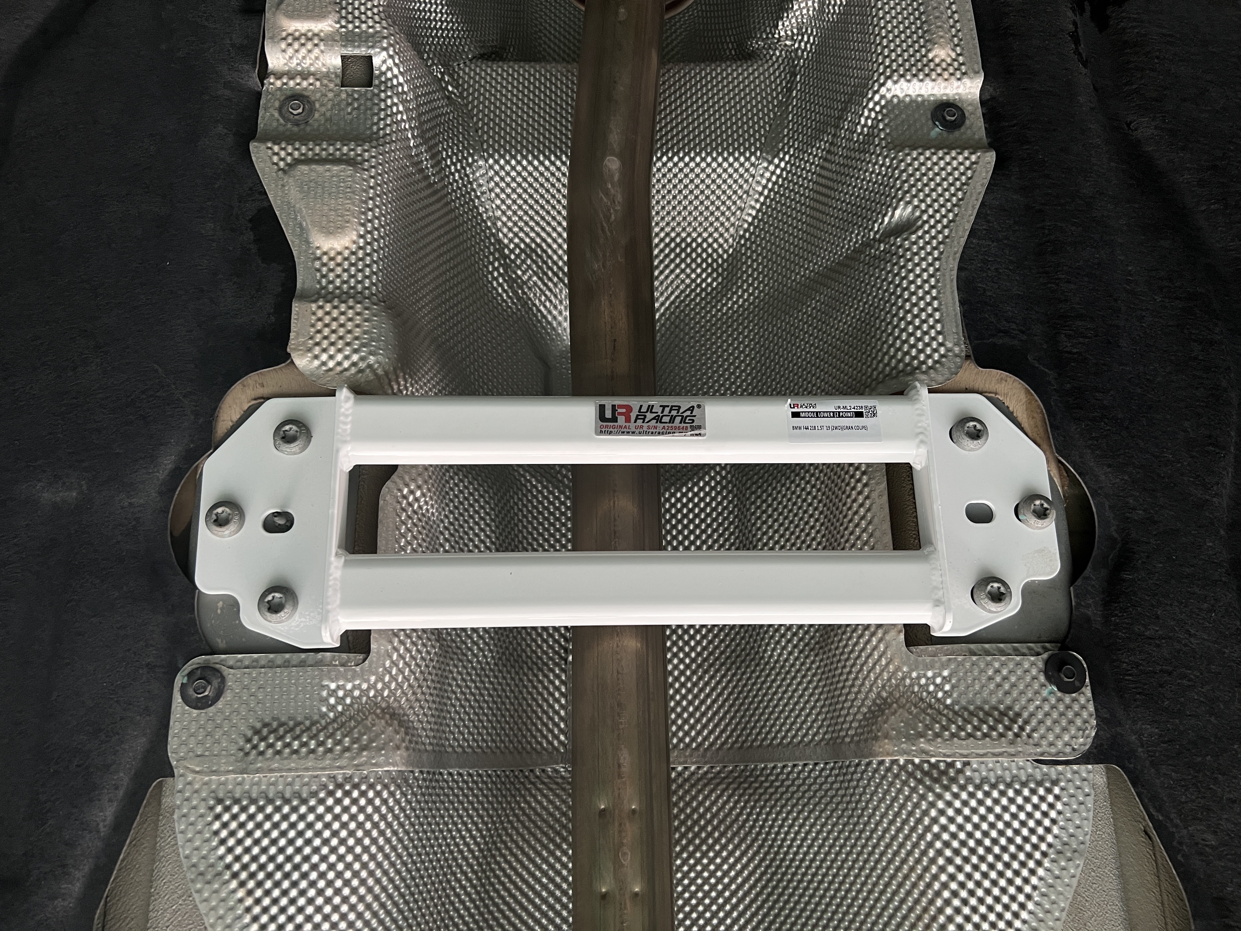 Image of Ultra Racing Onderste Middenbeugel Wit Staal BMW 1 Serie