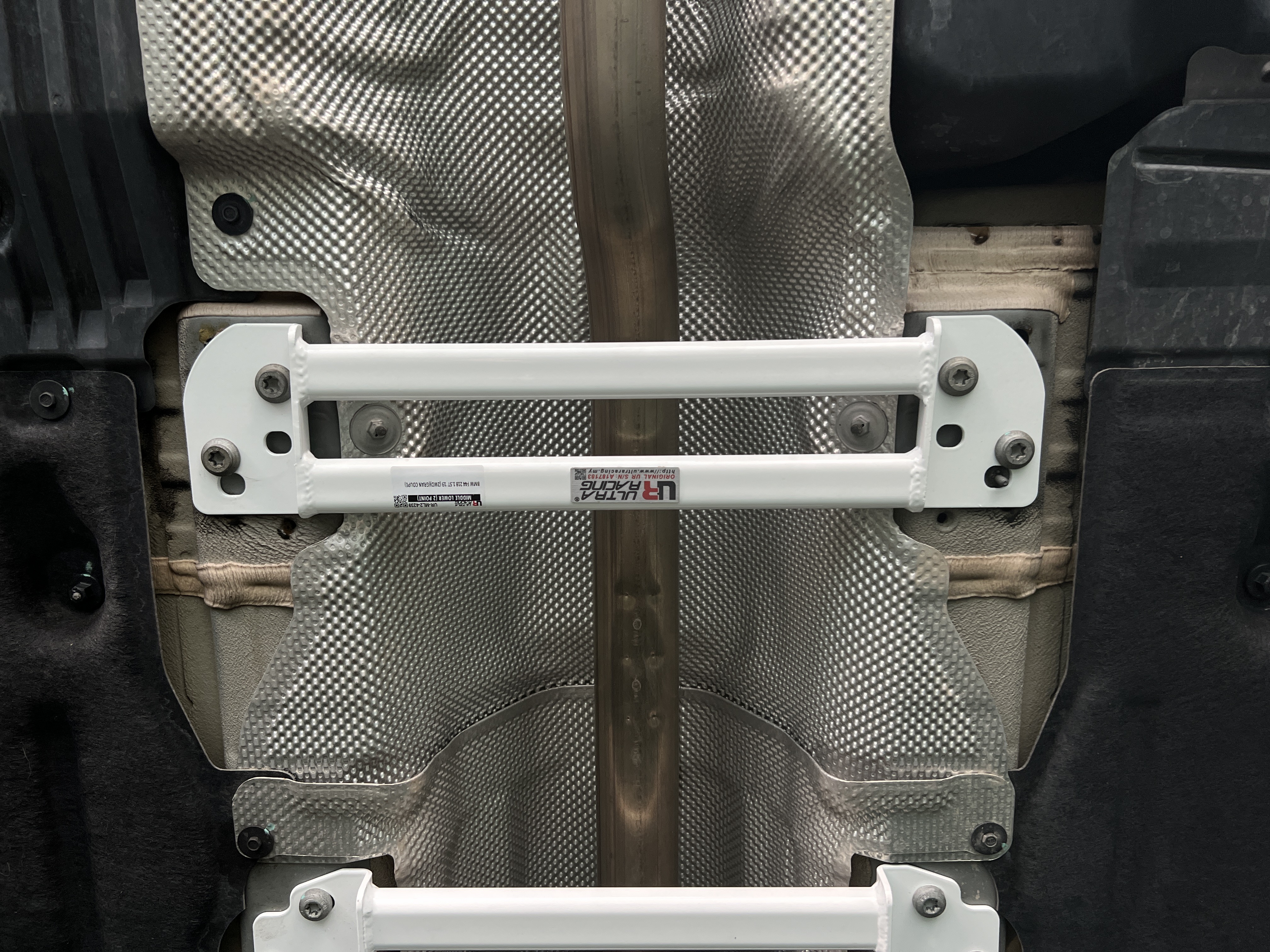 Image of Ultra Racing Onderste Middenbeugel Wit Staal BMW 1 Serie