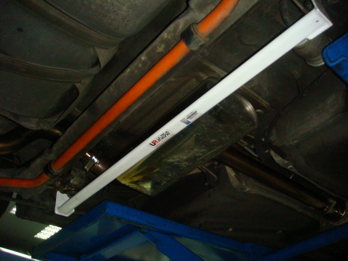 Image of Ultra Racing Achter Onderste Veerpootbrug 2 Points Wit Staal Volkswagen Golf