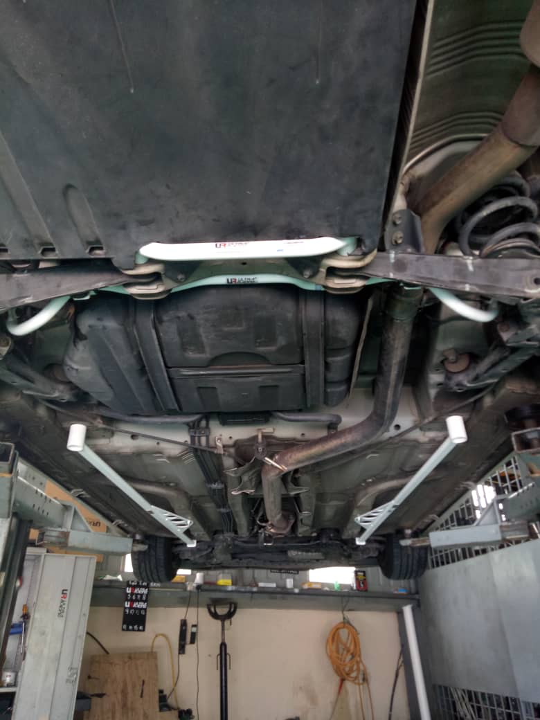 Image of Ultra Racing Achter Onderste Veerpootbrug Wit Staal Honda Civic