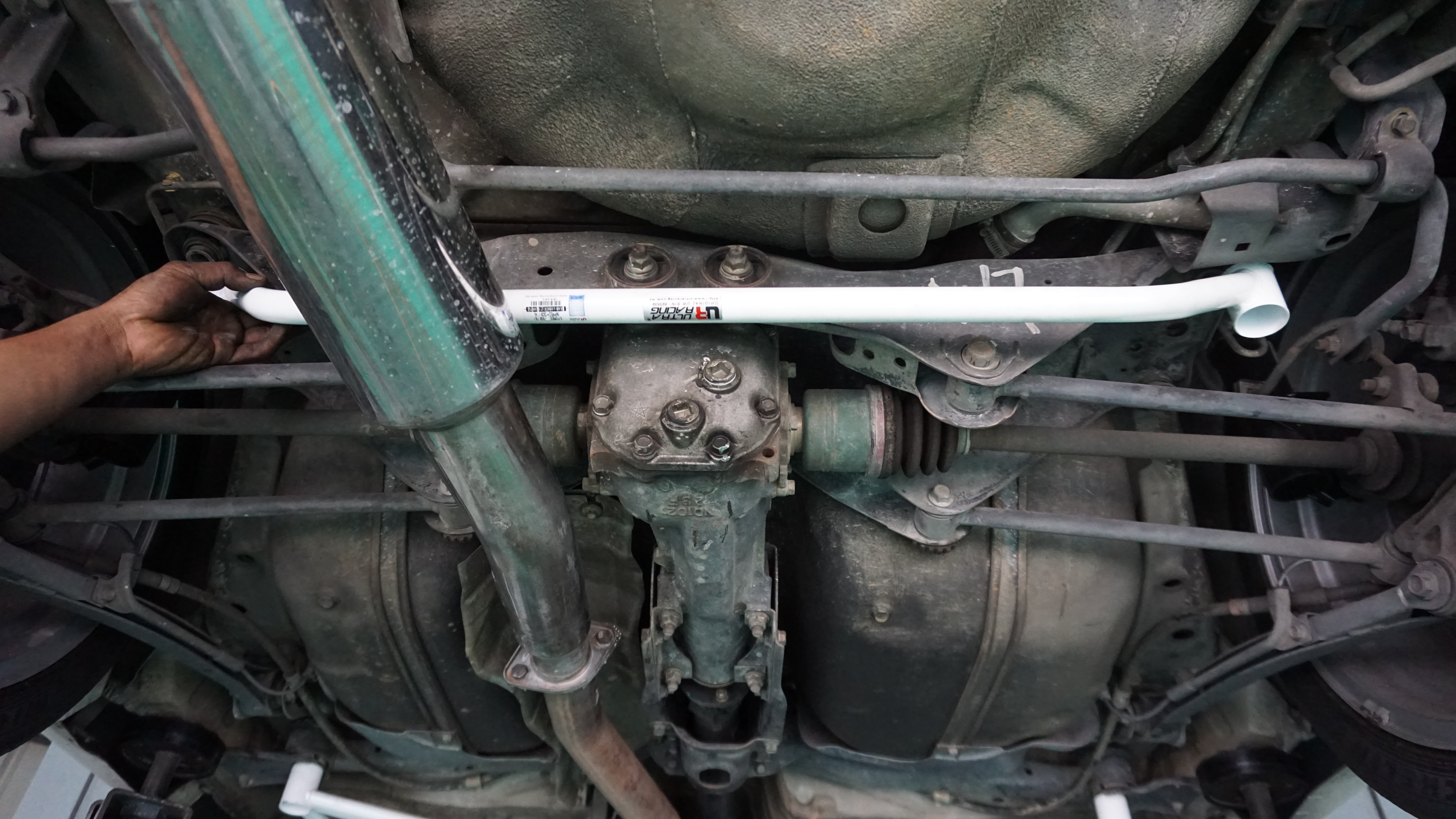 Image of Ultra Racing Achter Onderste Veerpootbrug Wit Staal Subaru Forester,Impreza