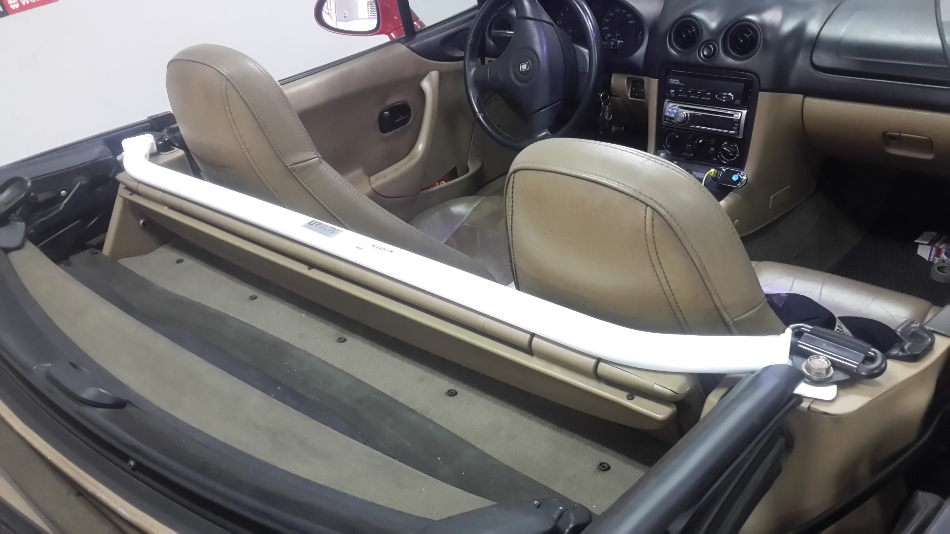 Image of Ultra Racing Achter Veerpootbrug C-Pillar Wit Staal Mazda MX-5