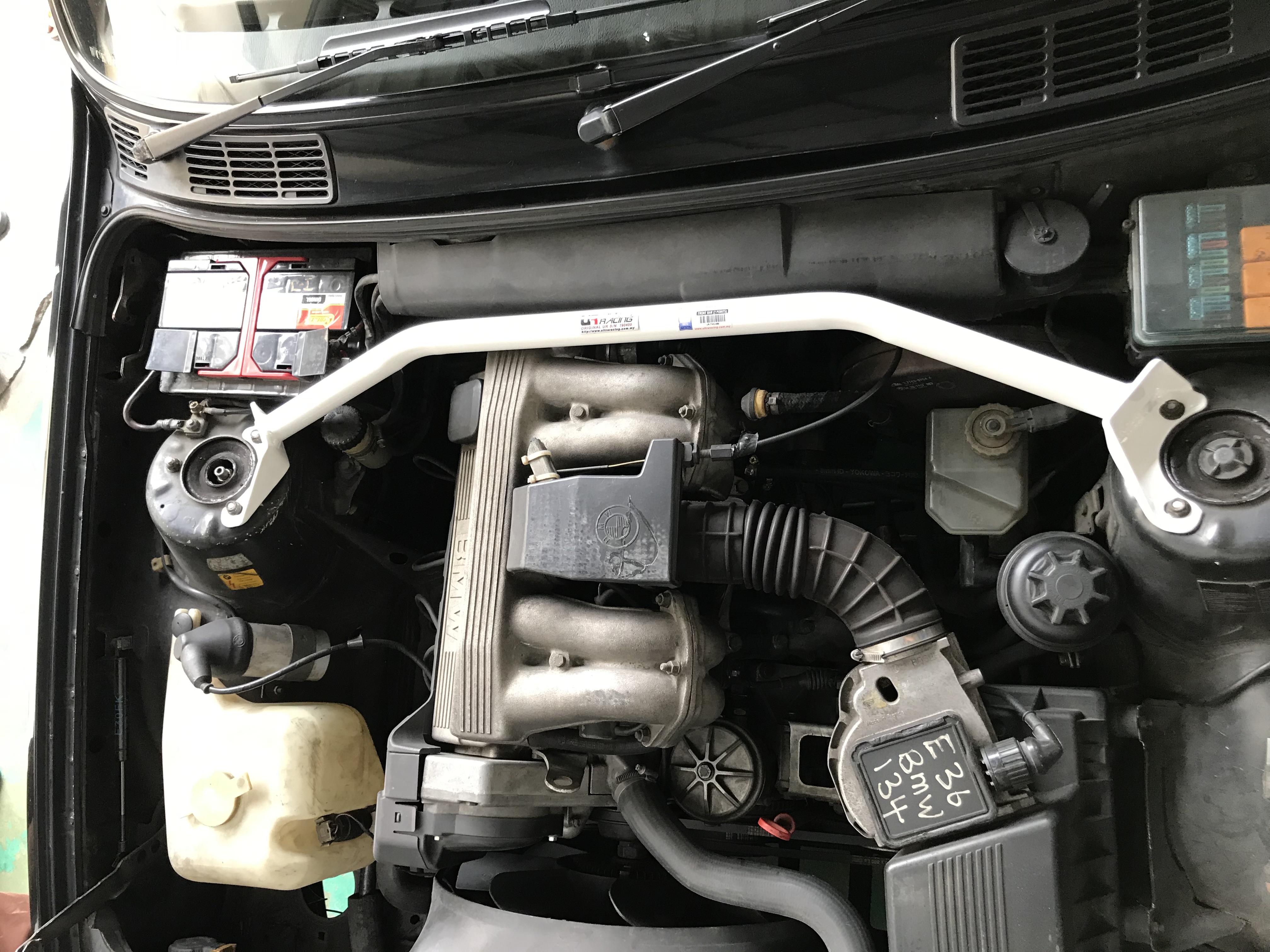 Image of Ultra Racing Voor Veerpootbrug Wit Staal BMW 3-serie