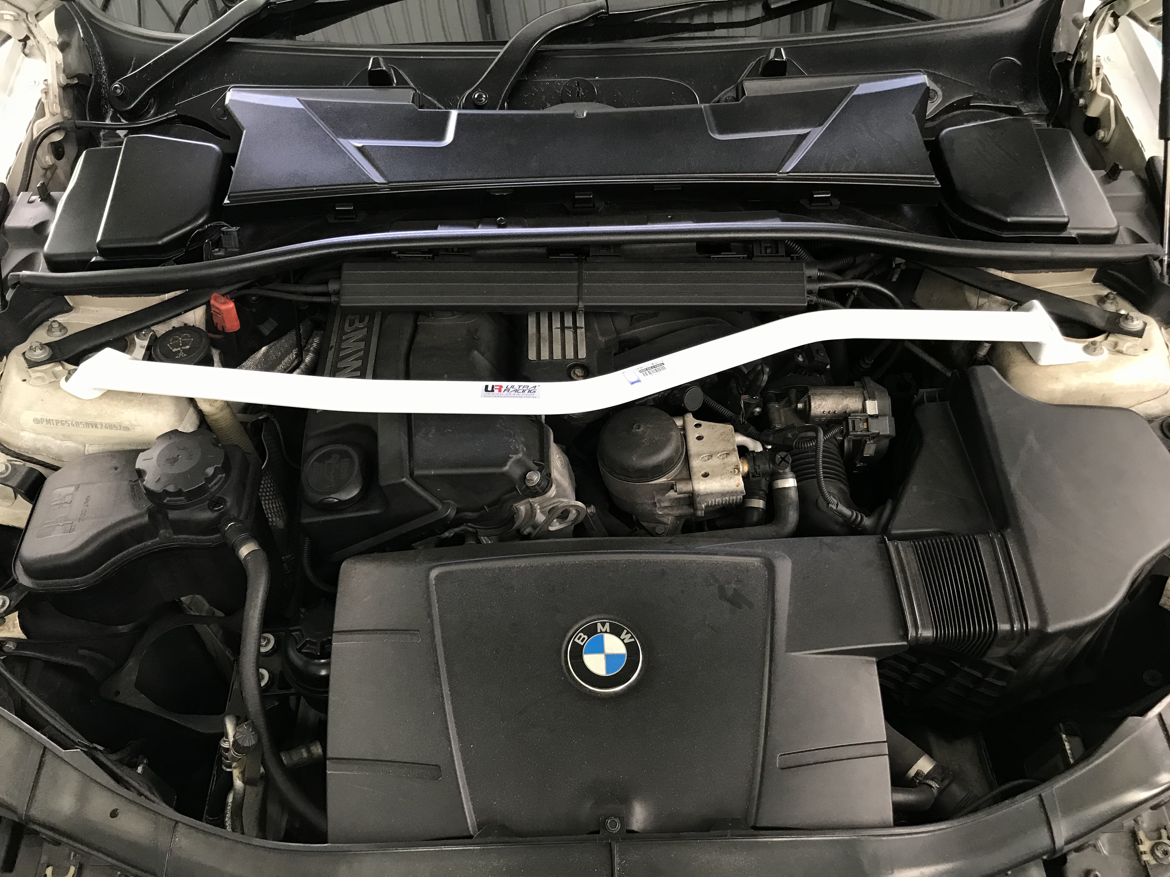 Image of Ultra Racing Voor Veerpootbrug Wit Staal BMW 3-serie