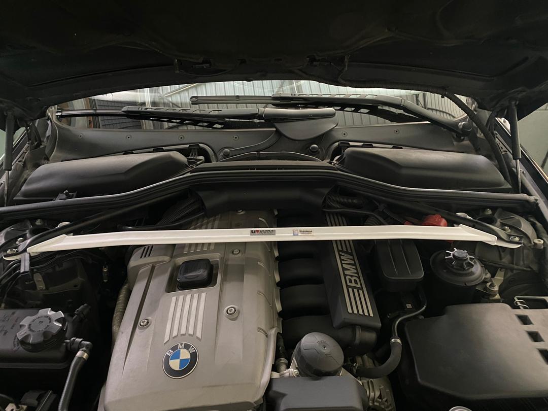 Image of Ultra Racing Voor Veerpootbrug Wit Staal BMW 6-Serie