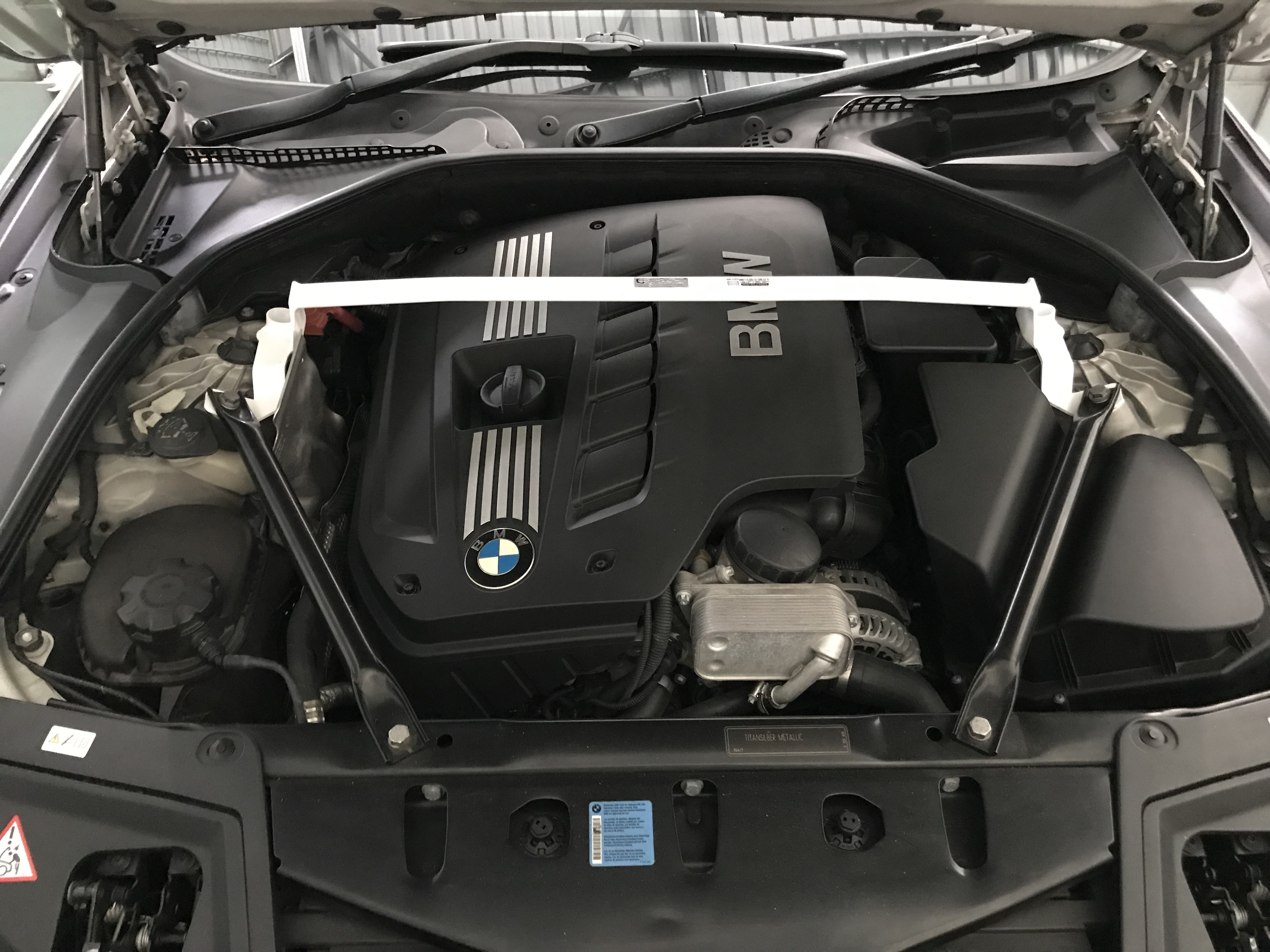 Image of Ultra Racing Voor Veerpootbrug 2 Points Wit Staal BMW 5-serie