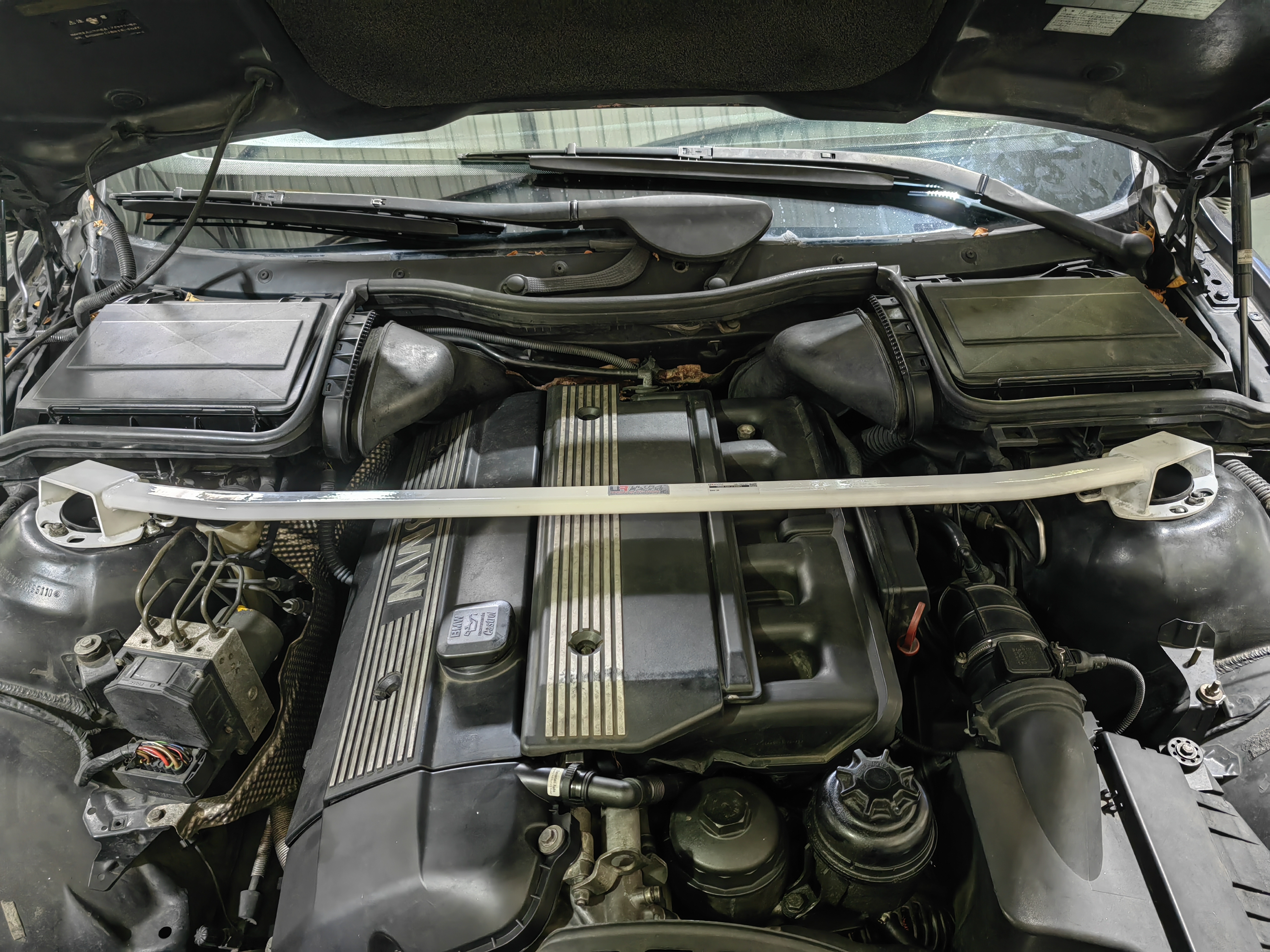 Image of Ultra Racing Voor Veerpootbrug 2 Points Wit Staal BMW 5-serie
