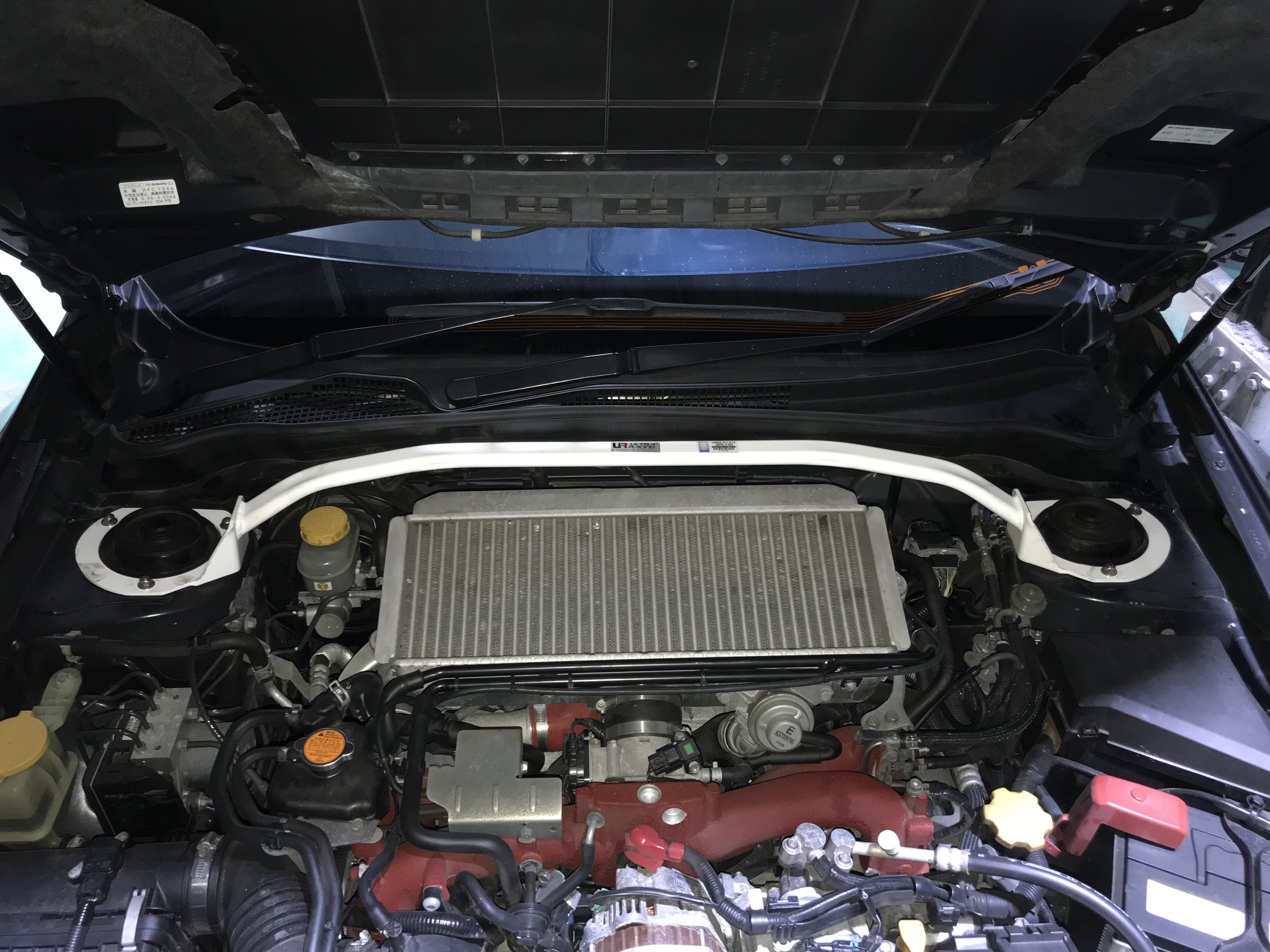 Image of Ultra Racing Voor Veerpootbrug 2 Points Wit Staal Subaru Impreza