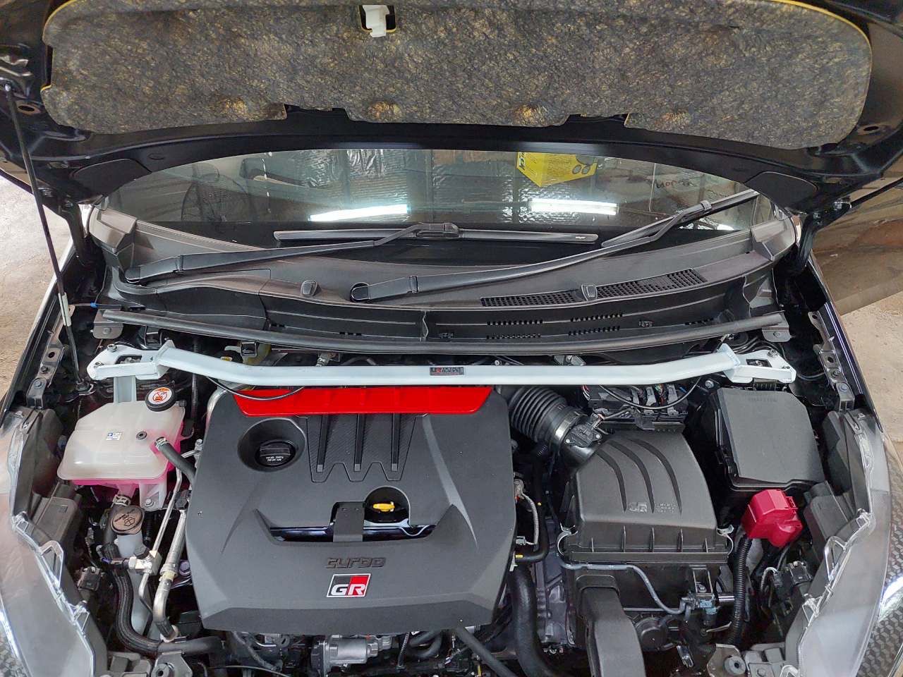 Image of Ultra Racing Voor Veerpootbrug 2 Points Wit Staal Toyota Yaris