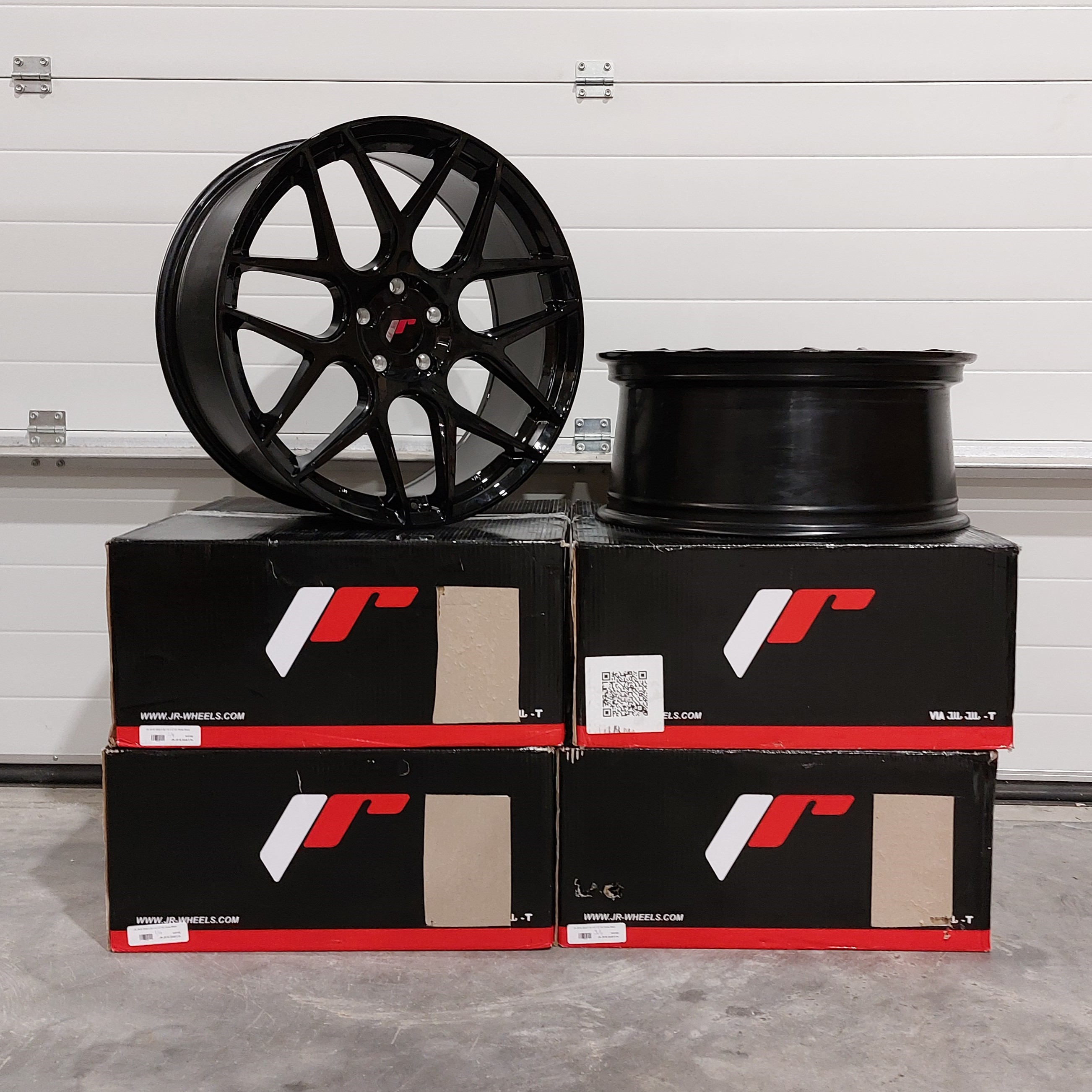 Image of JR-Wheels JR18 TWEEDE KANS Velgen 20 Inch 8.5J ET40 5x114.3 Flow Form Gloss Black