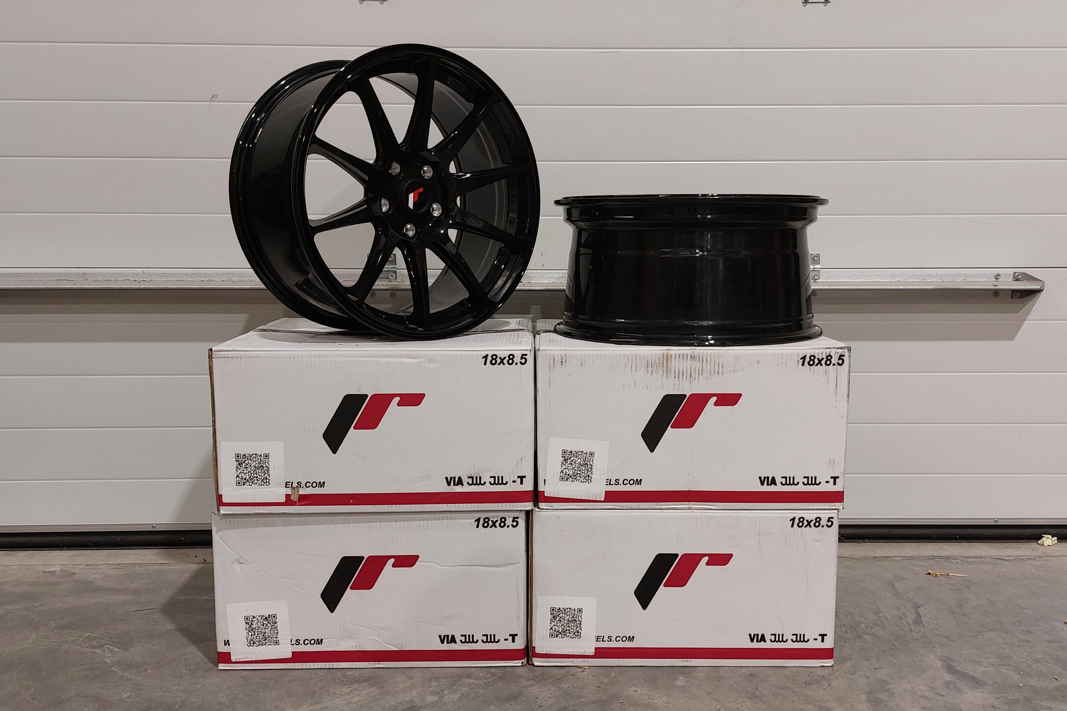 Image of JR-Wheels JR11 TWEEDE KANS Velgen 18 Inch 8.5J ET35 5x114.3 Gloss Black