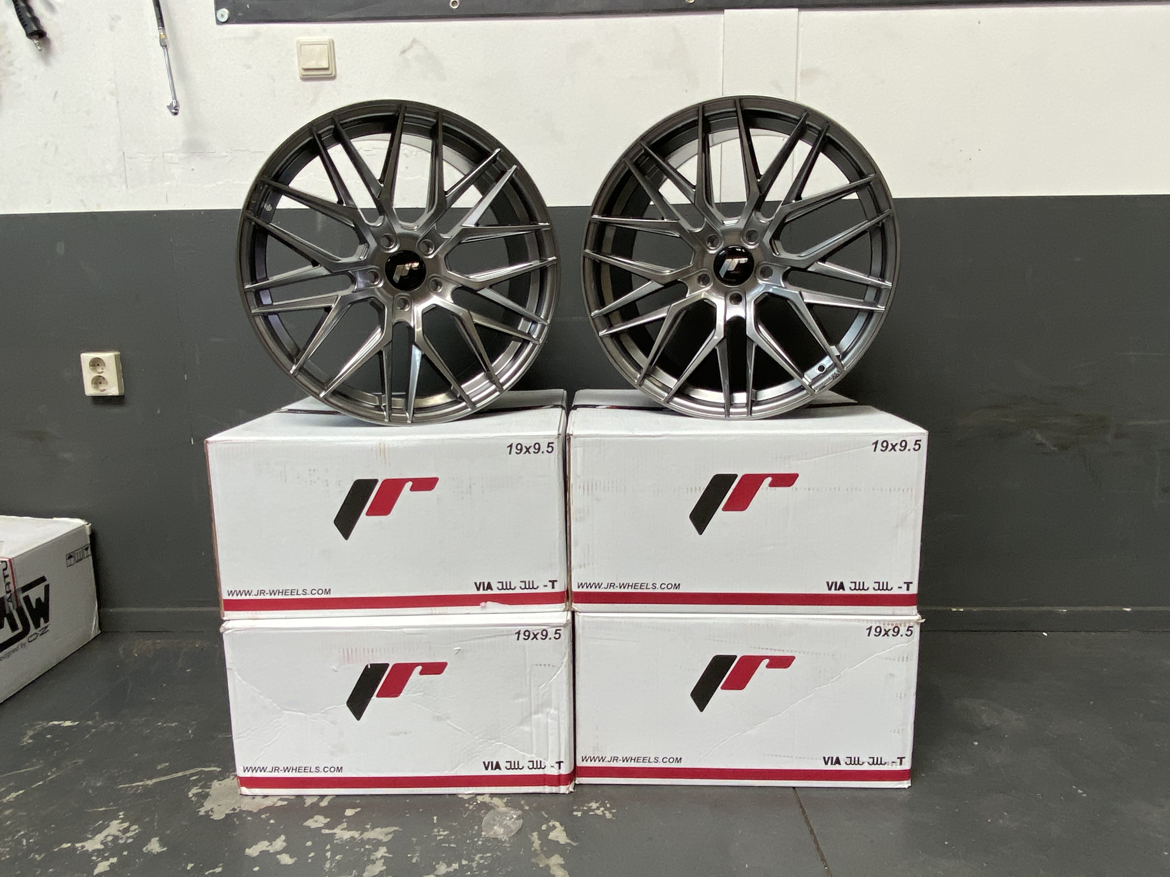 Image of JR-Wheels JR28 Velgen 19 Inch 9.5J ET28 5x112 Hyper Black