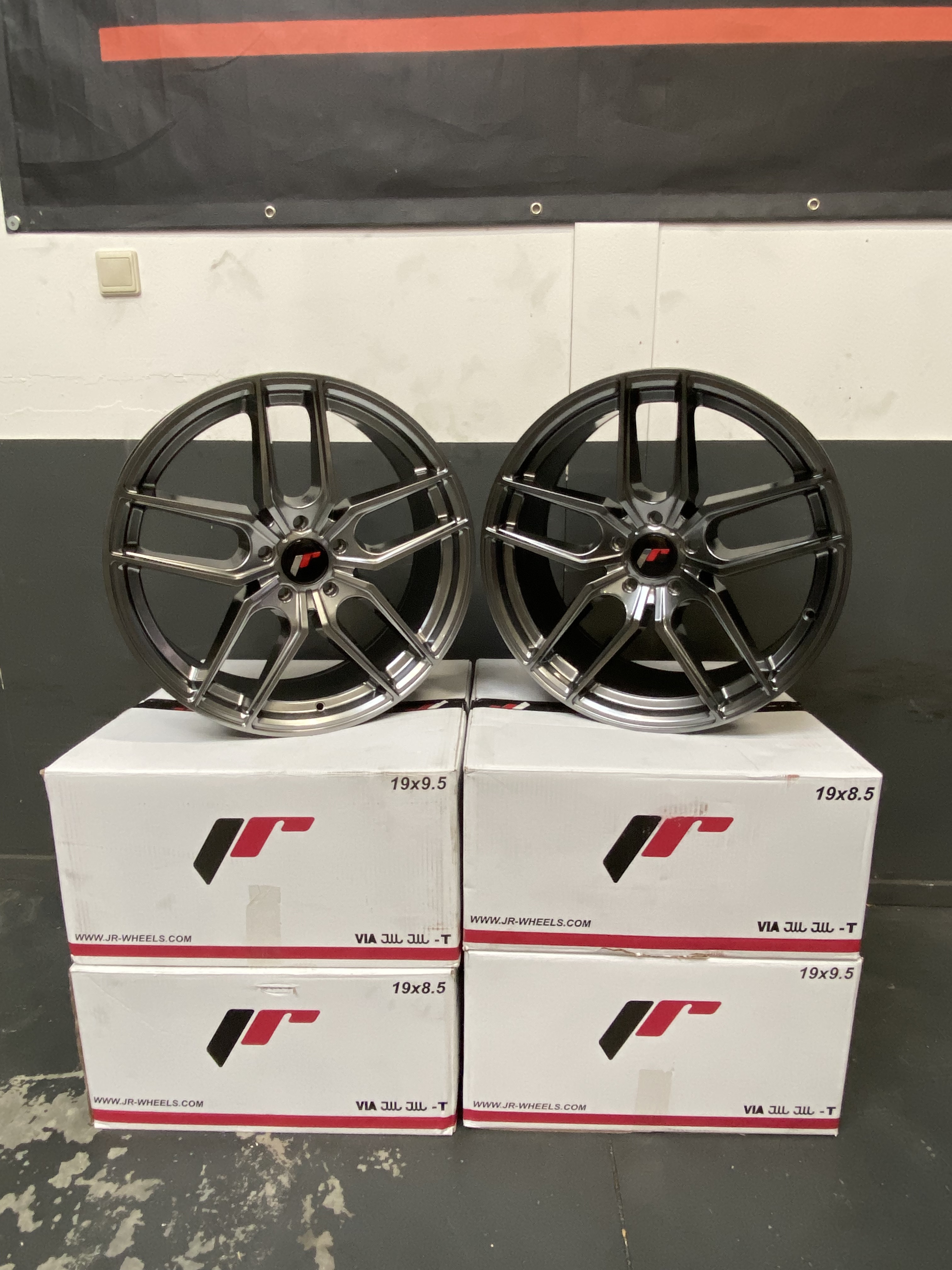 Image of JR-Wheels JR25 Velgen 19 Inch 8.5J ET40 5x114.3 Hyper Black