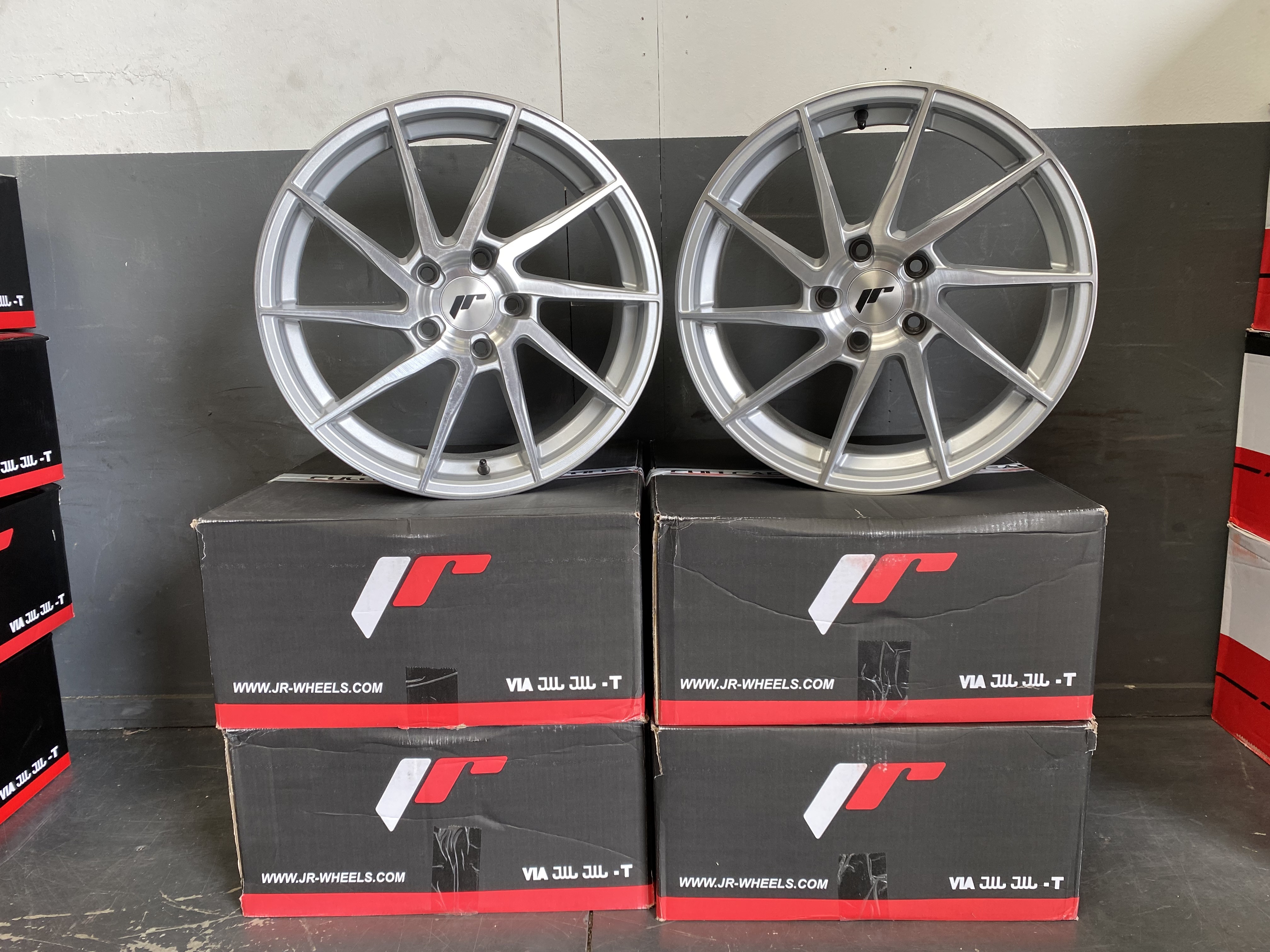 Image of JR-Wheels JR36 Velgen 18 Inch 8J ET35 5x120 Silver Brushed