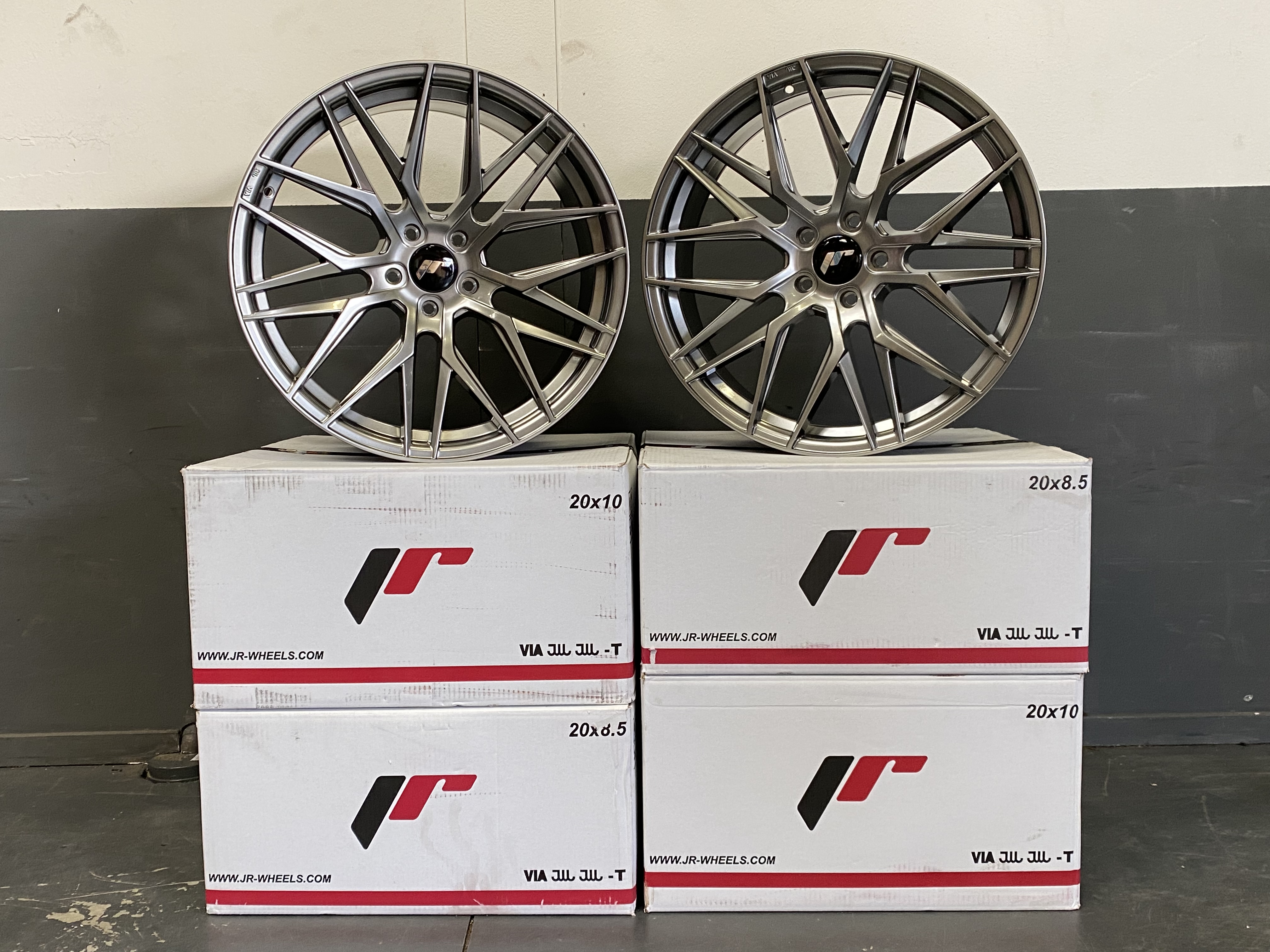 Image of JR-Wheels JR28 Velgen 20 Inch 10J ET-40 5x114.3 Hyper Black