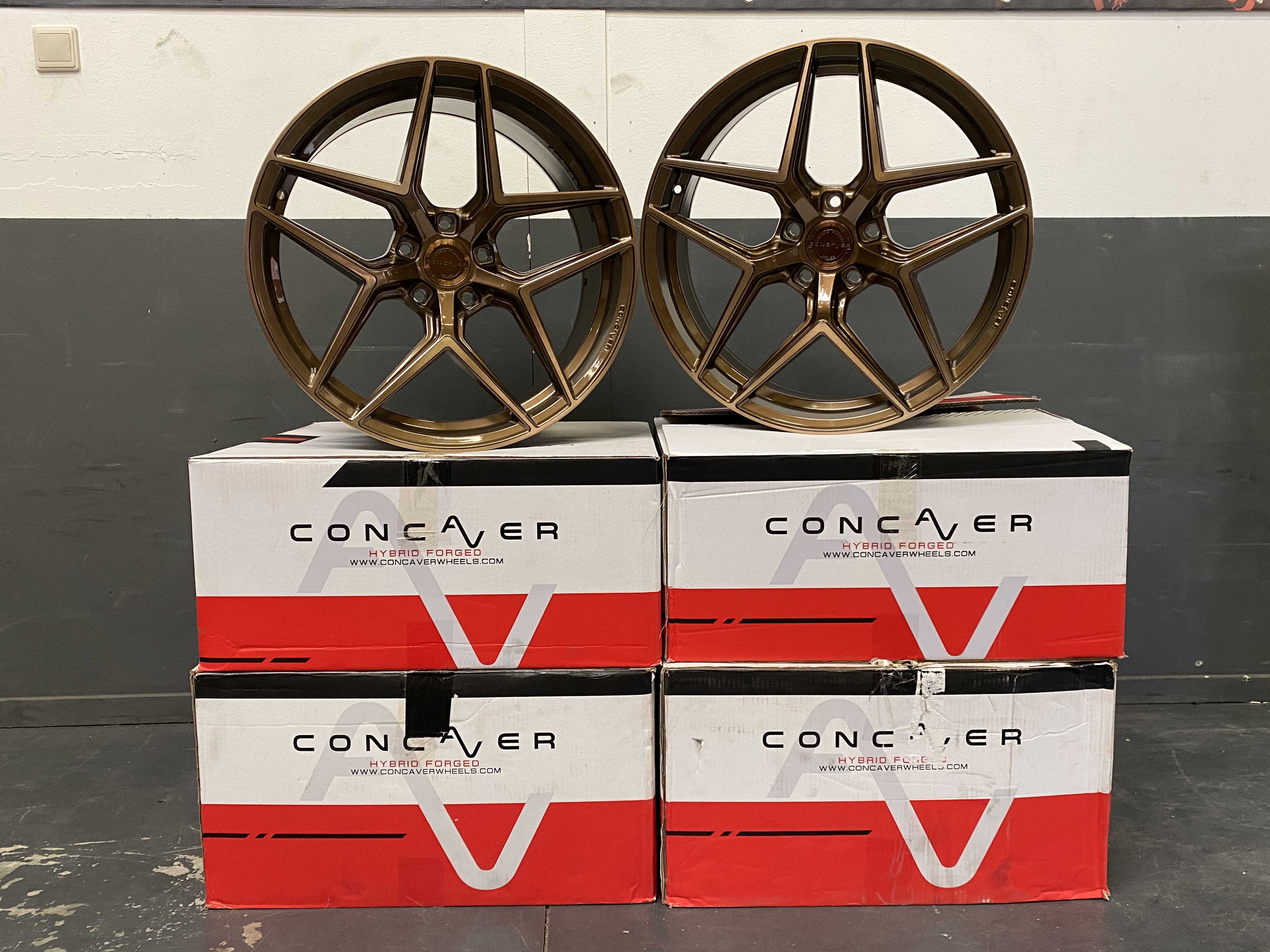 Image of Concaver Wheels CVR2 2x 20x8.5 ET20 / 2x 20x10.5 ET26 5x120 Bronze