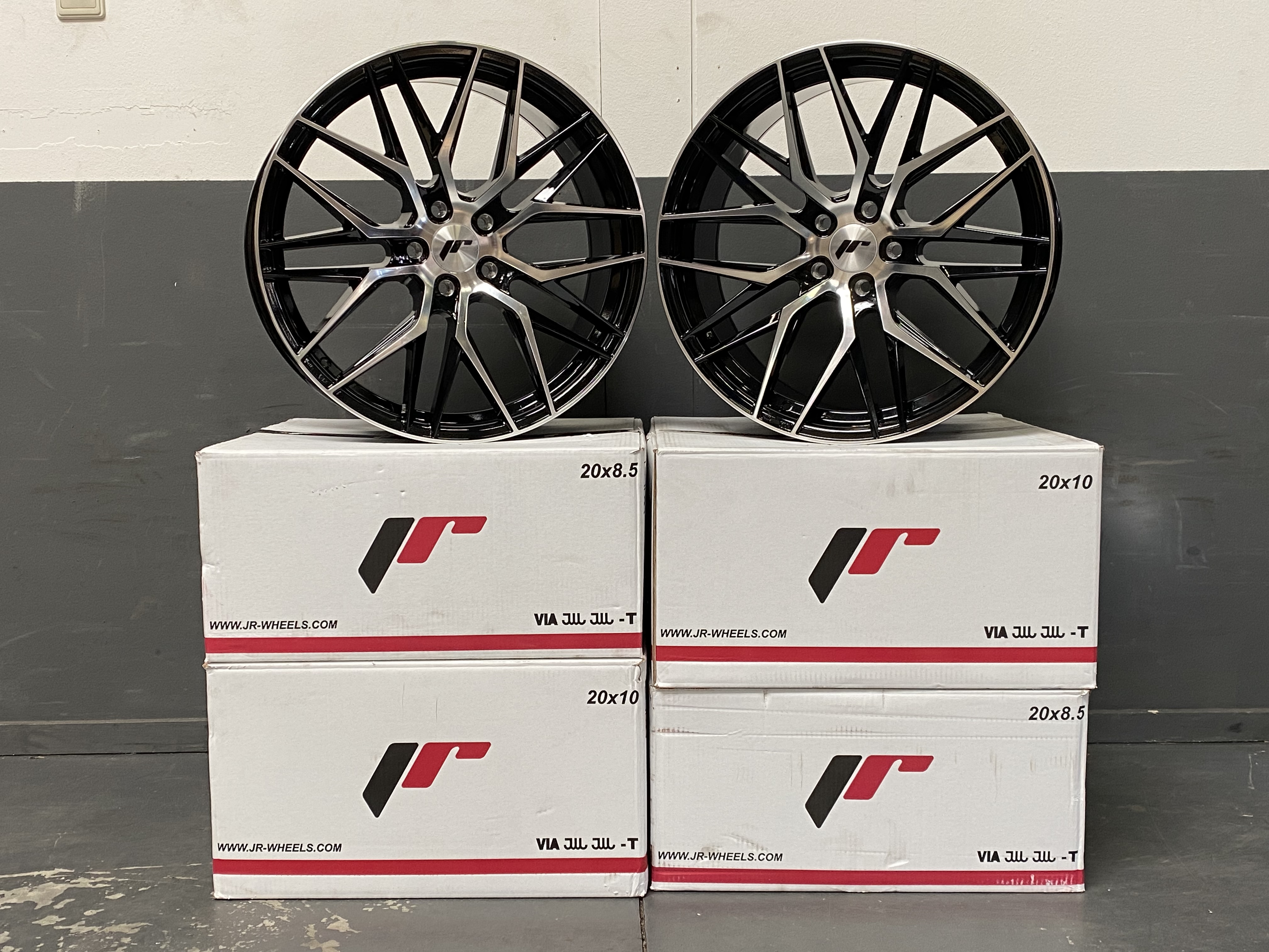 Image of JR-Wheels JR28 Velgen 20 Inch 10J ET35-40 5x114.3 Gloss Black Machined