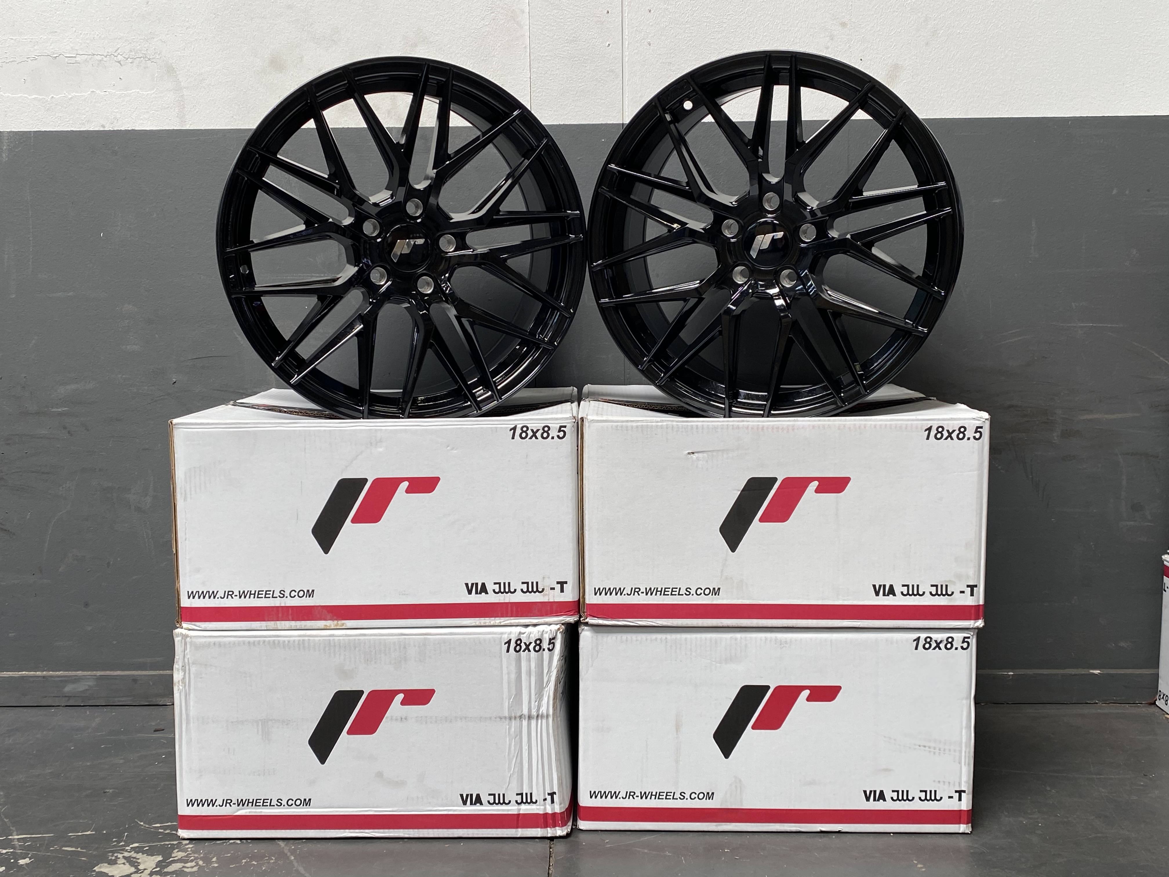 Image of JR-Wheels JR28 Velgen 18 Inch 8.5J ET40 5x112 Gloss Black