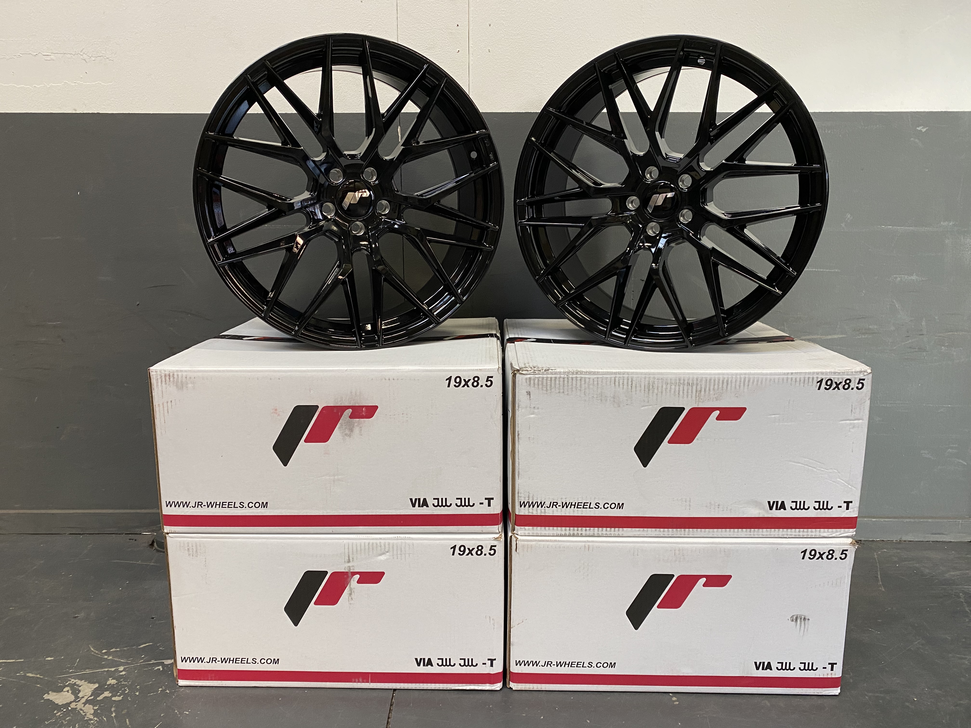 Image of JR-Wheels JR28 4x 19x8.5 ET40 5x100 Gloss Black