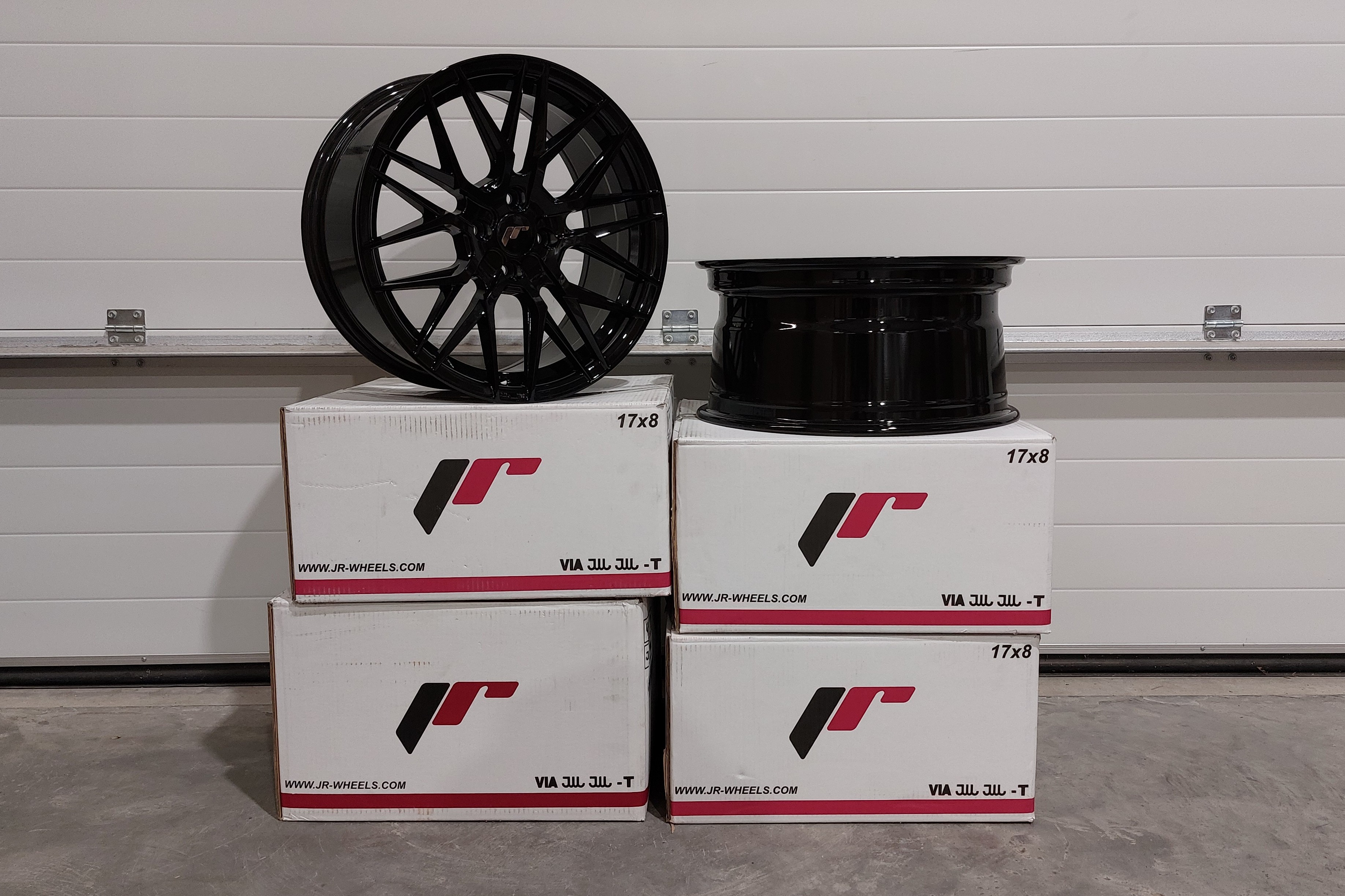 Image of JR-Wheels JR28 TWEEDE KANS Velgen 17 Inch 8J ET40 4x100 Gloss Black