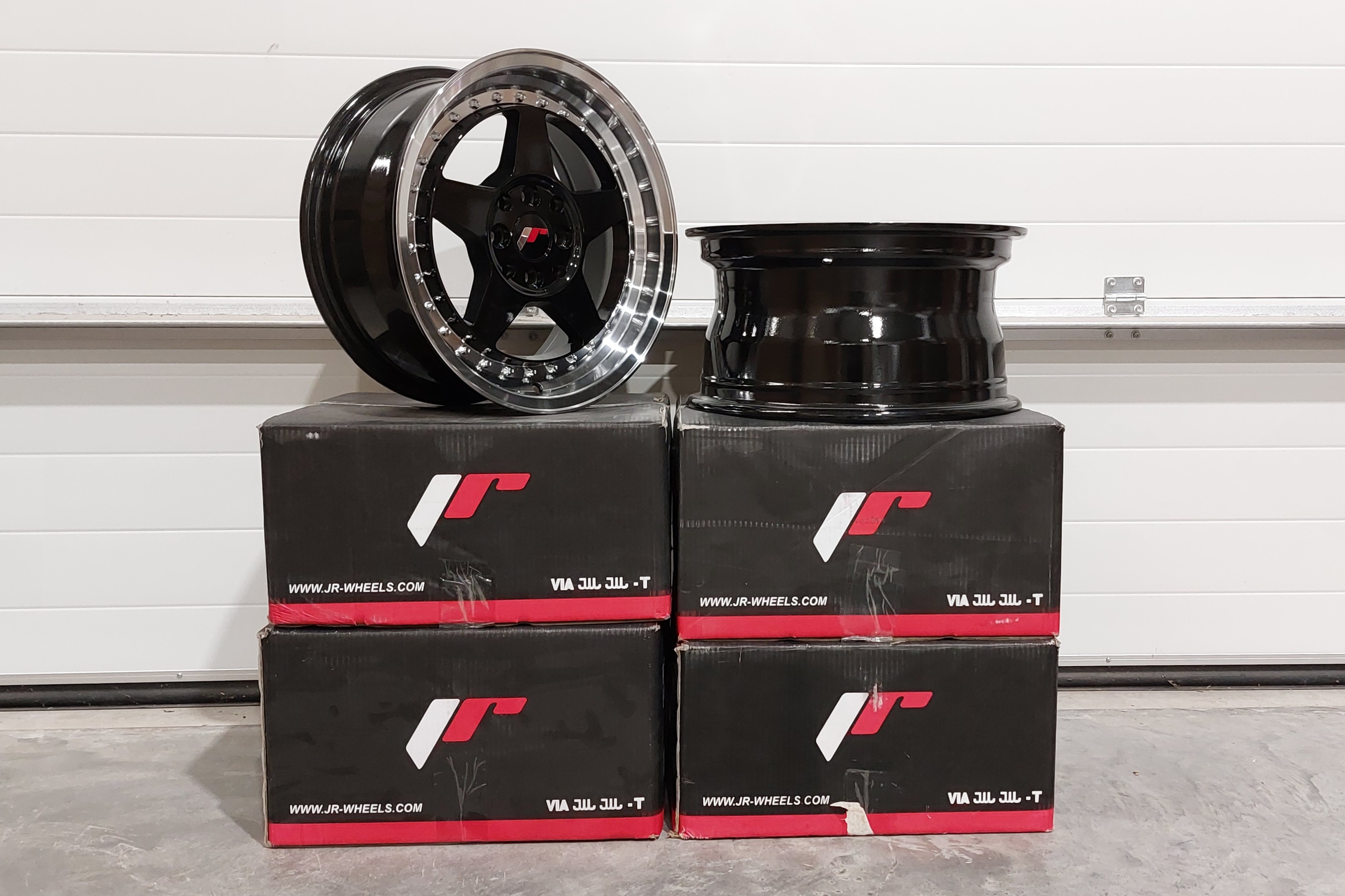 Image of JR-Wheels JR6 TWEEDE KANS 2X 16x7 ET35 / 2x 16x8 ET30 4x100,4x114.3 Gloss Black