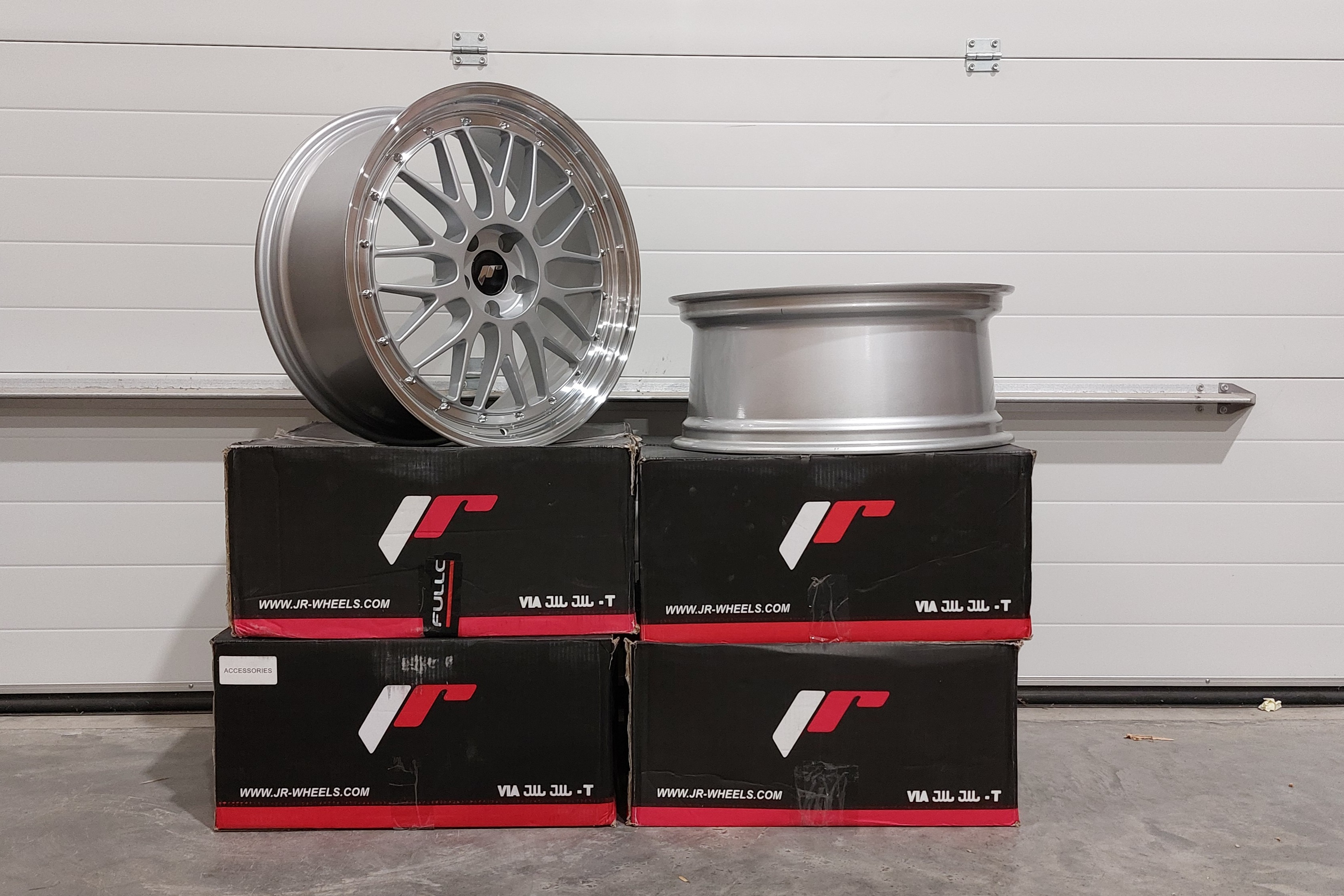 Image of JR-Wheels JR23 TWEEDE KANS 2x 20x8.5 ET30 / 2x 20x9 ET35 5x112 Hyper Silver